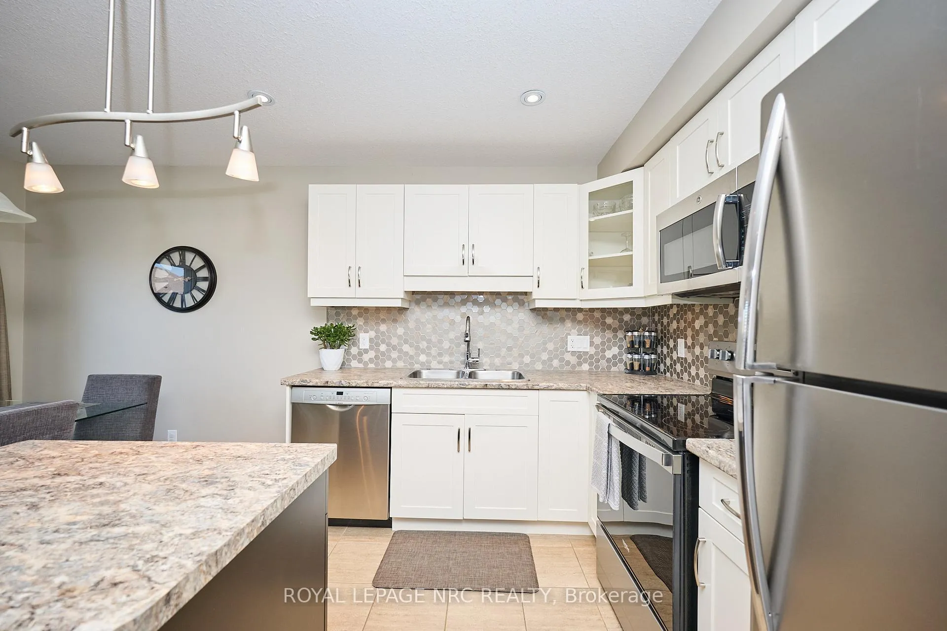 Photo 18 of 118 Roselawn Crescent, Welland, Coyle Creek — HOMEH