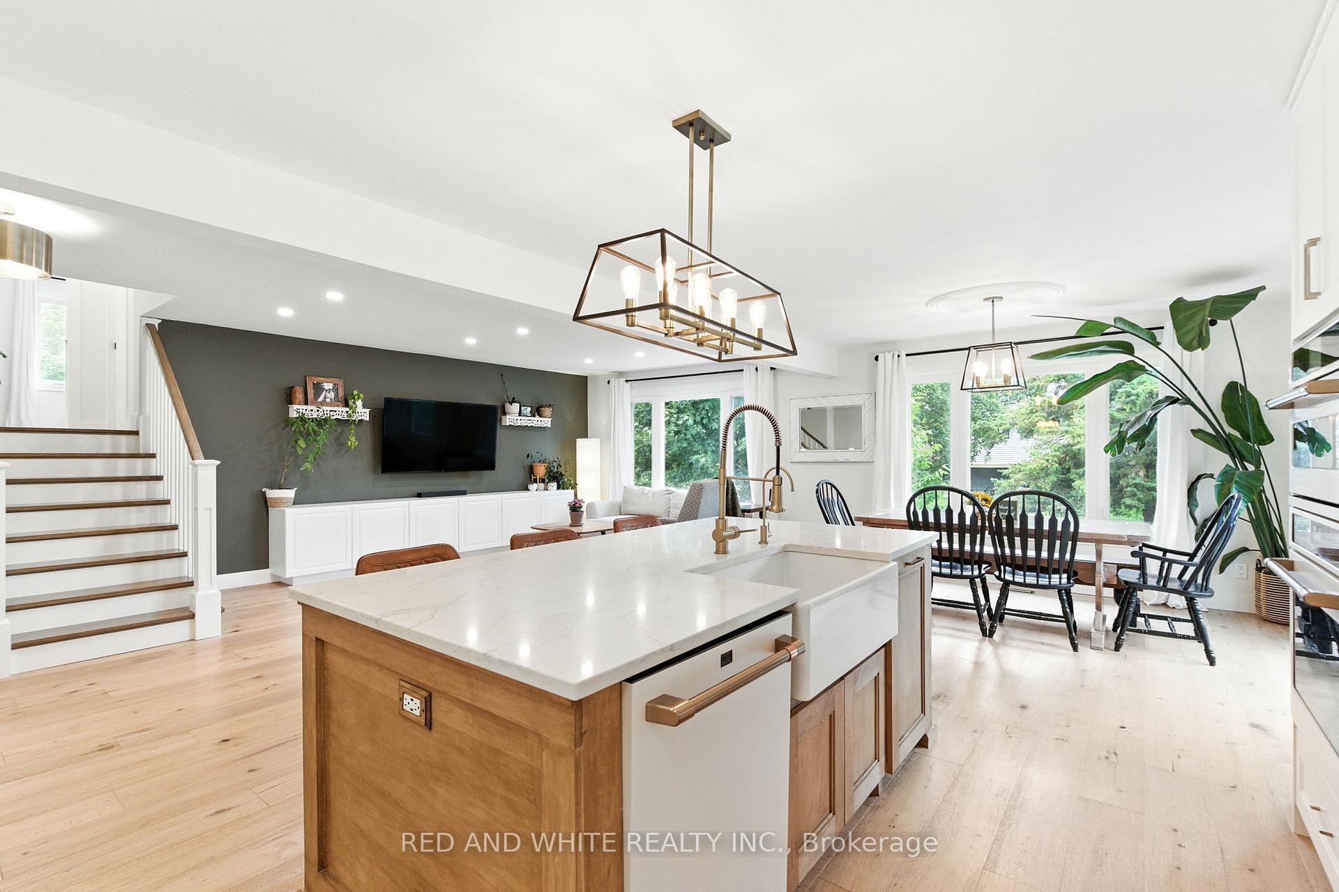 Photo 4 of 210 Northlake Drive, Waterloo, North Lakeshore — HOMEH