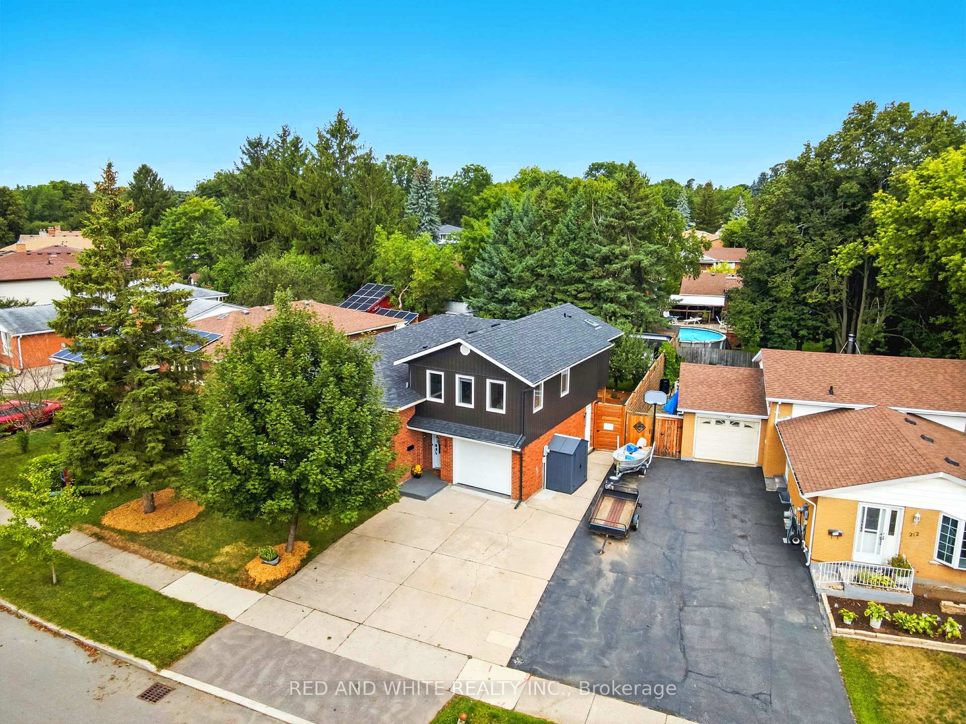 Photo 11 of 210 Northlake Drive, Waterloo, North Lakeshore — HOMEH