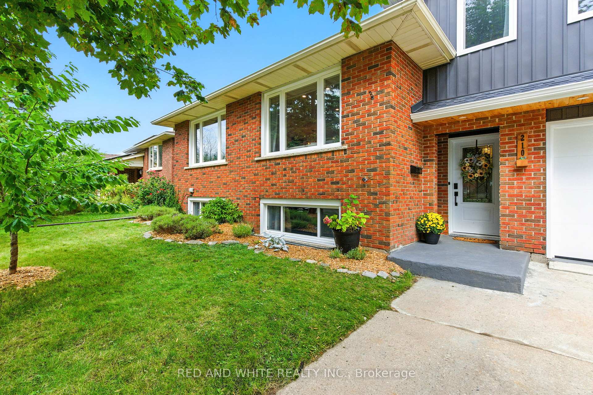 Photo 12 of 210 Northlake Drive, Waterloo, North Lakeshore — HOMEH