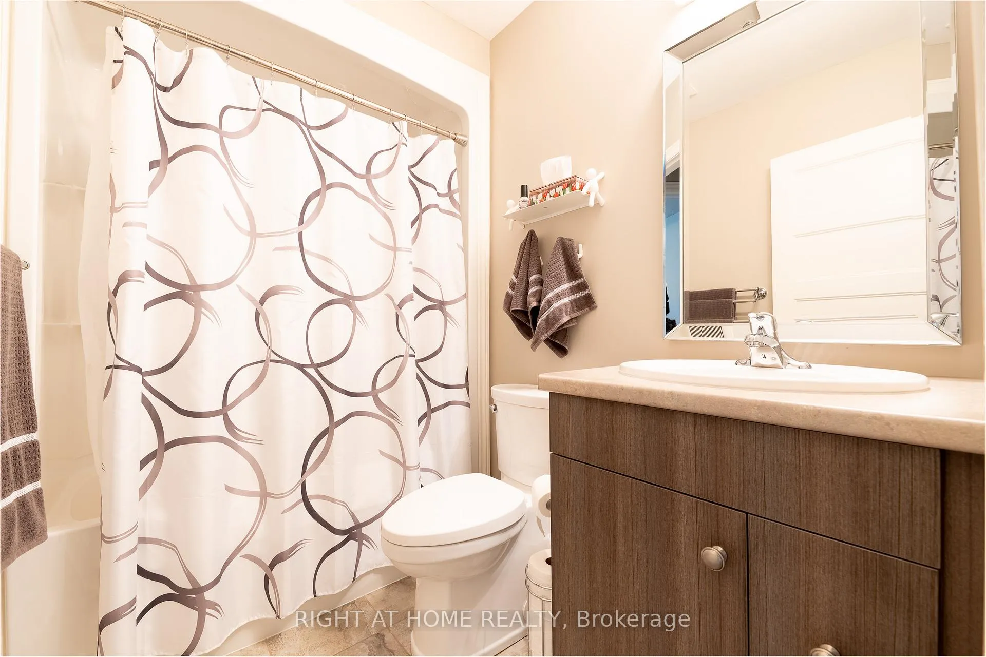 Photo 28 of 106 Coyle Court, Welland, Coyle Creek — HOMEH