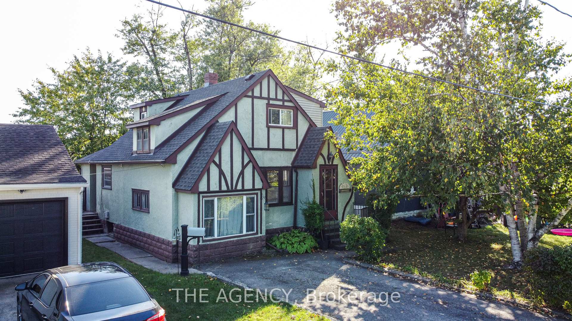 Photo 2 of 9 Wade Street, Welland, Broadway — HOMEH