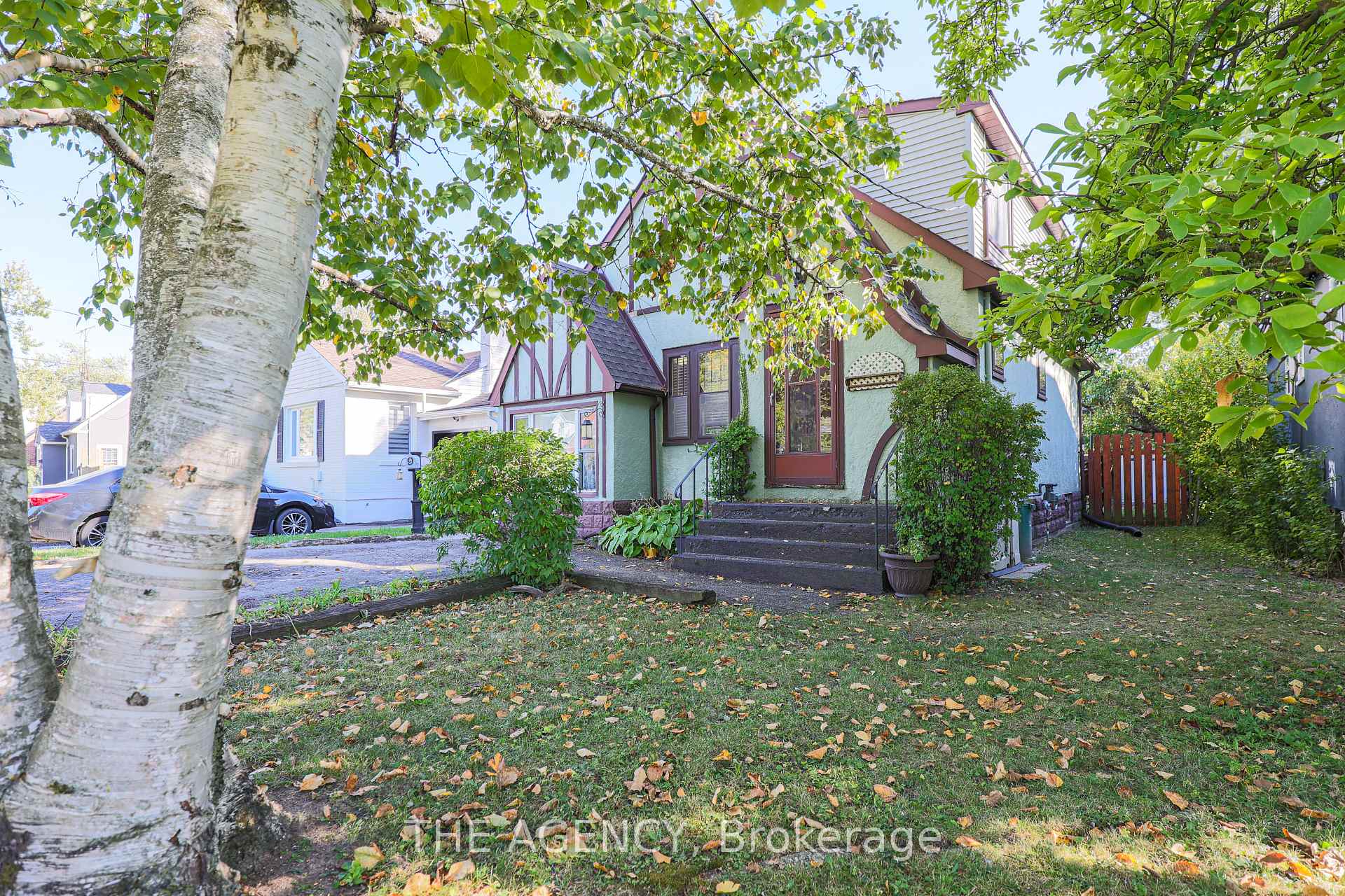 Photo 4 of 9 Wade Street, Welland, Broadway — HOMEH