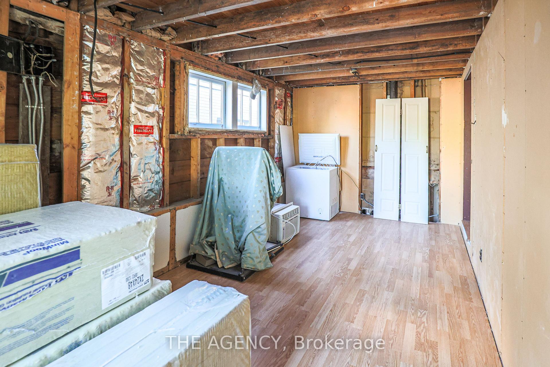 Photo 17 of 9 Wade Street, Welland, Broadway — HOMEH