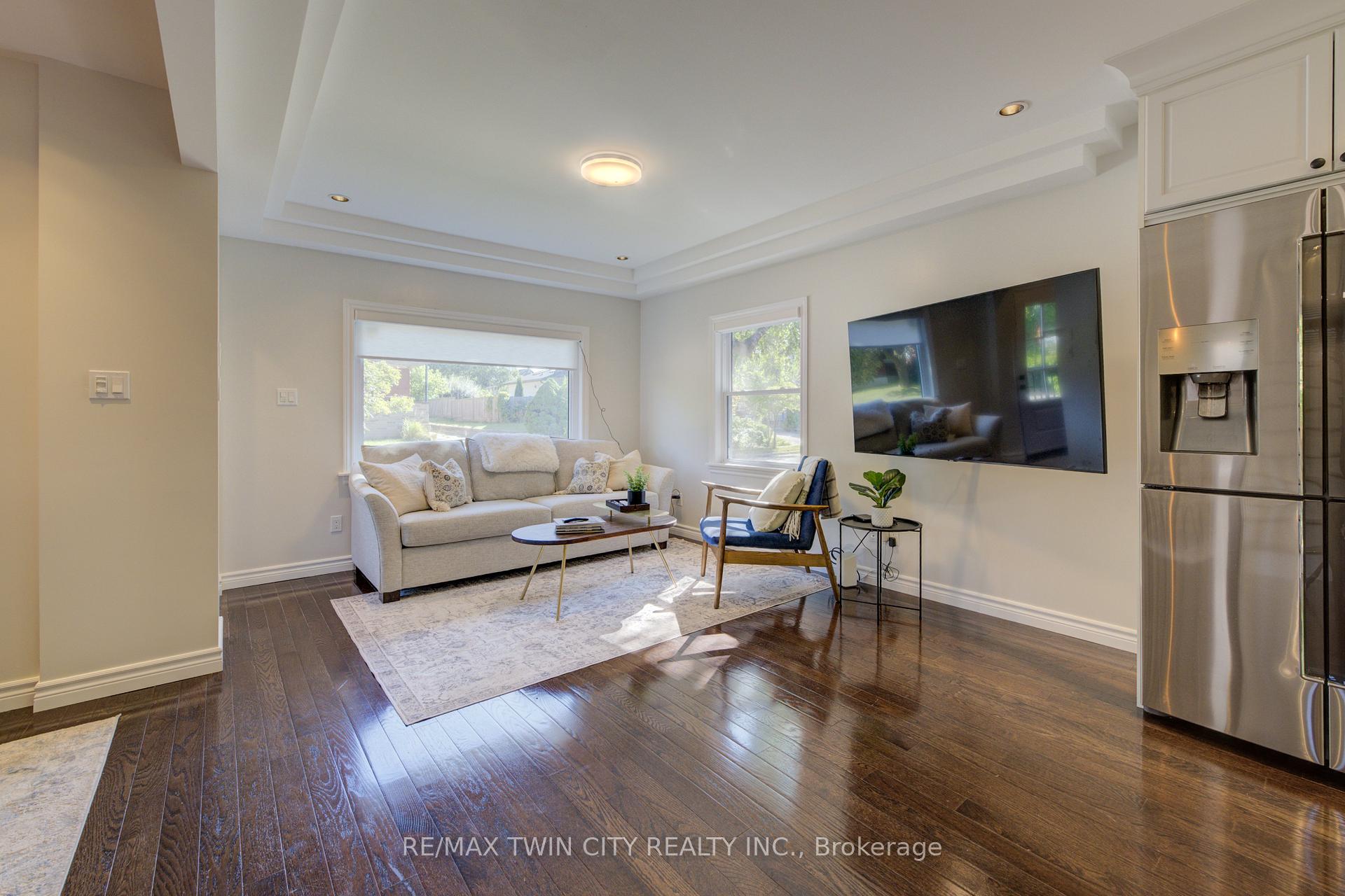 Photo 3 of 19 Dunbar Road N, Waterloo — HOMEH
