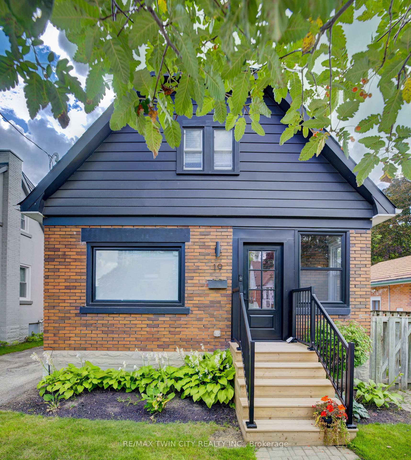 Photo 4 of 19 Dunbar Road N, Waterloo — HOMEH