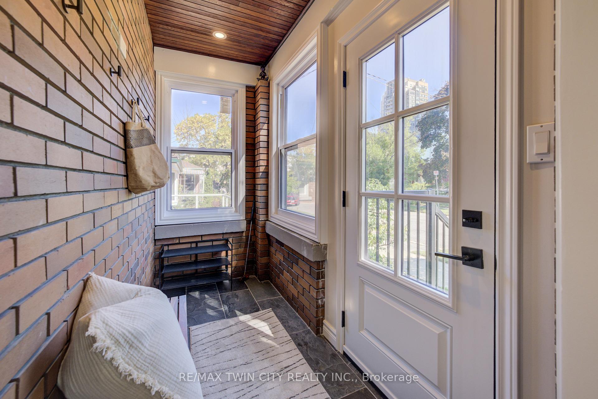 Photo 5 of 19 Dunbar Road N, Waterloo — HOMEH