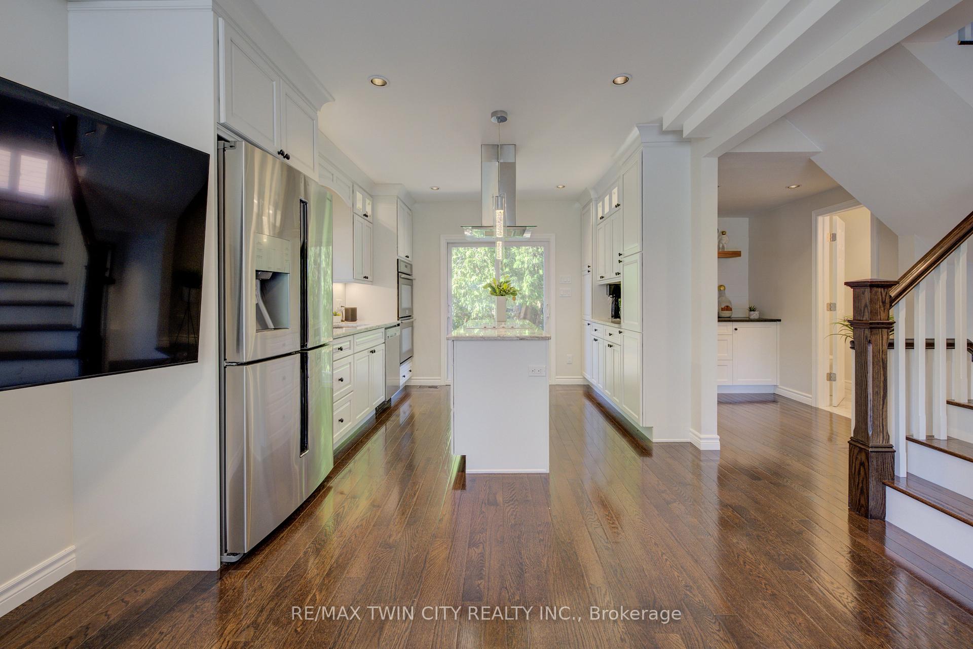 Photo 10 of 19 Dunbar Road N, Waterloo — HOMEH