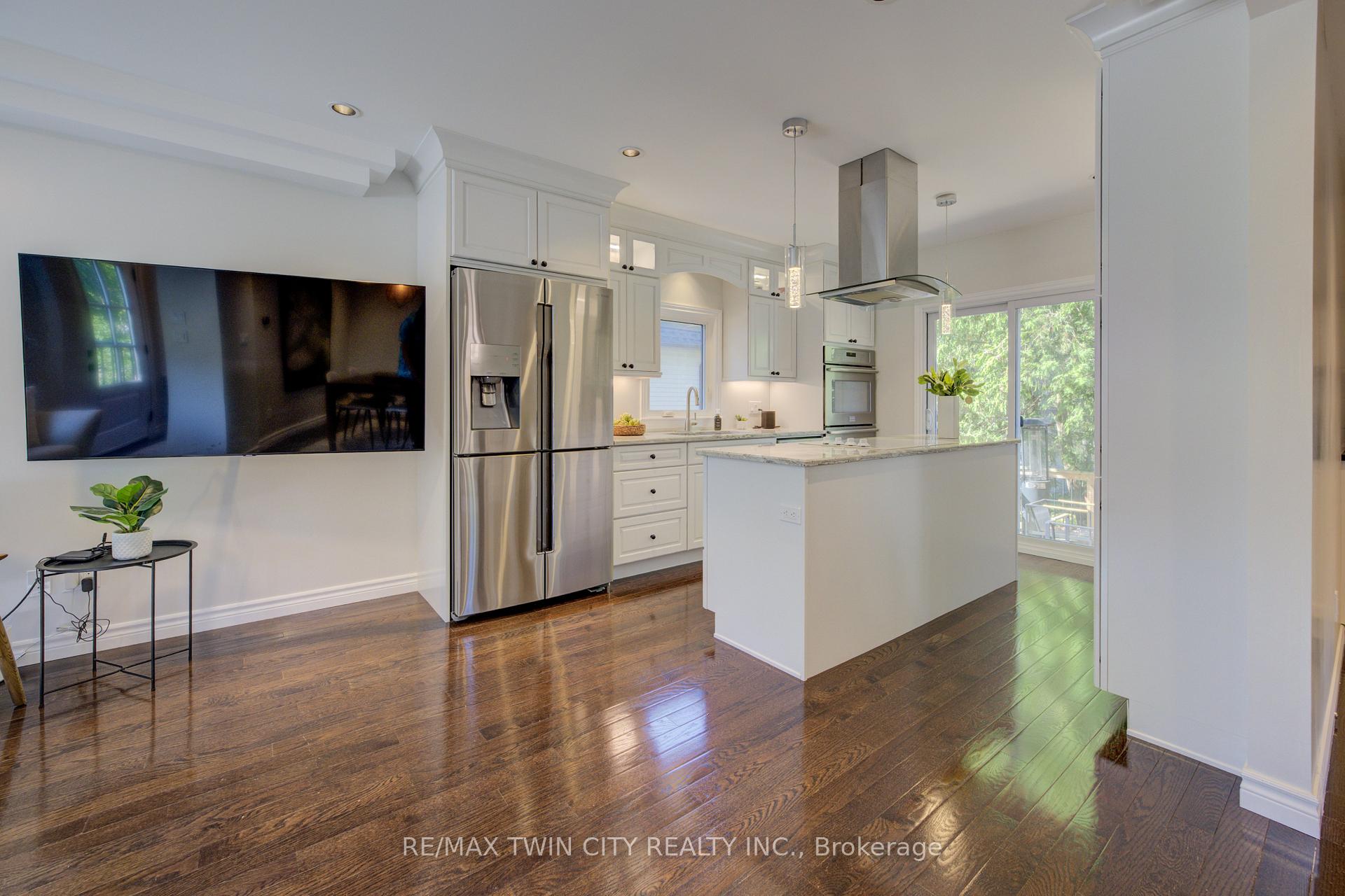 Photo 11 of 19 Dunbar Road N, Waterloo — HOMEH