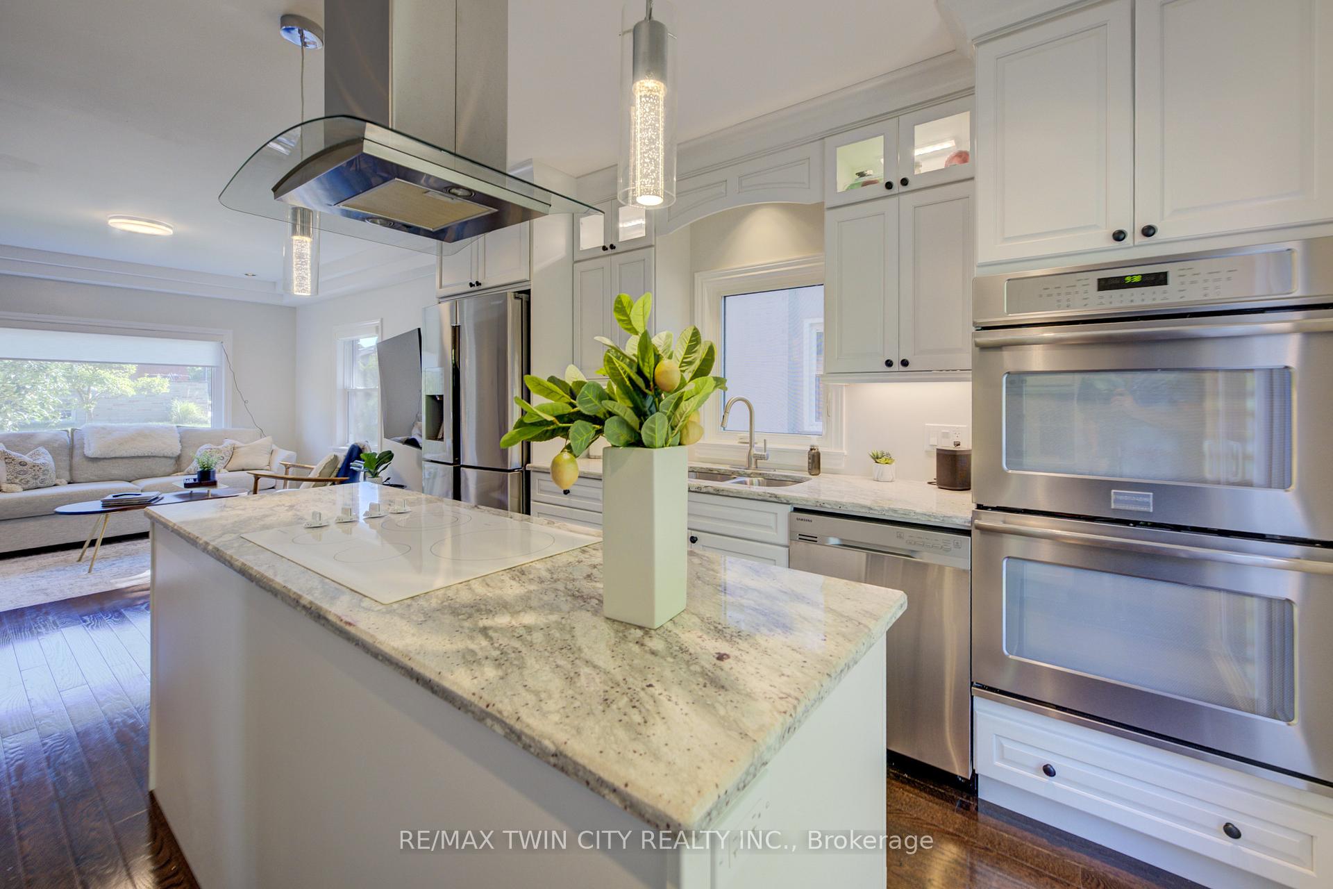 Photo 15 of 19 Dunbar Road N, Waterloo — HOMEH