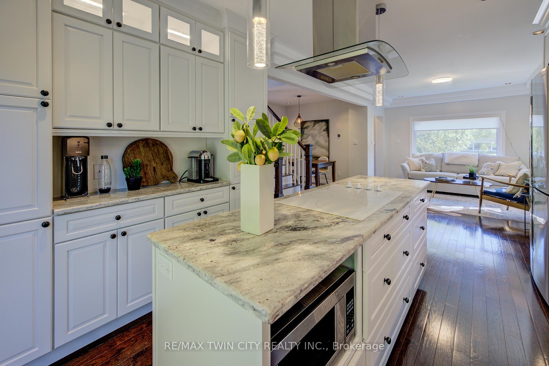 Photo 16 of 19 Dunbar Road N, Waterloo — HOMEH