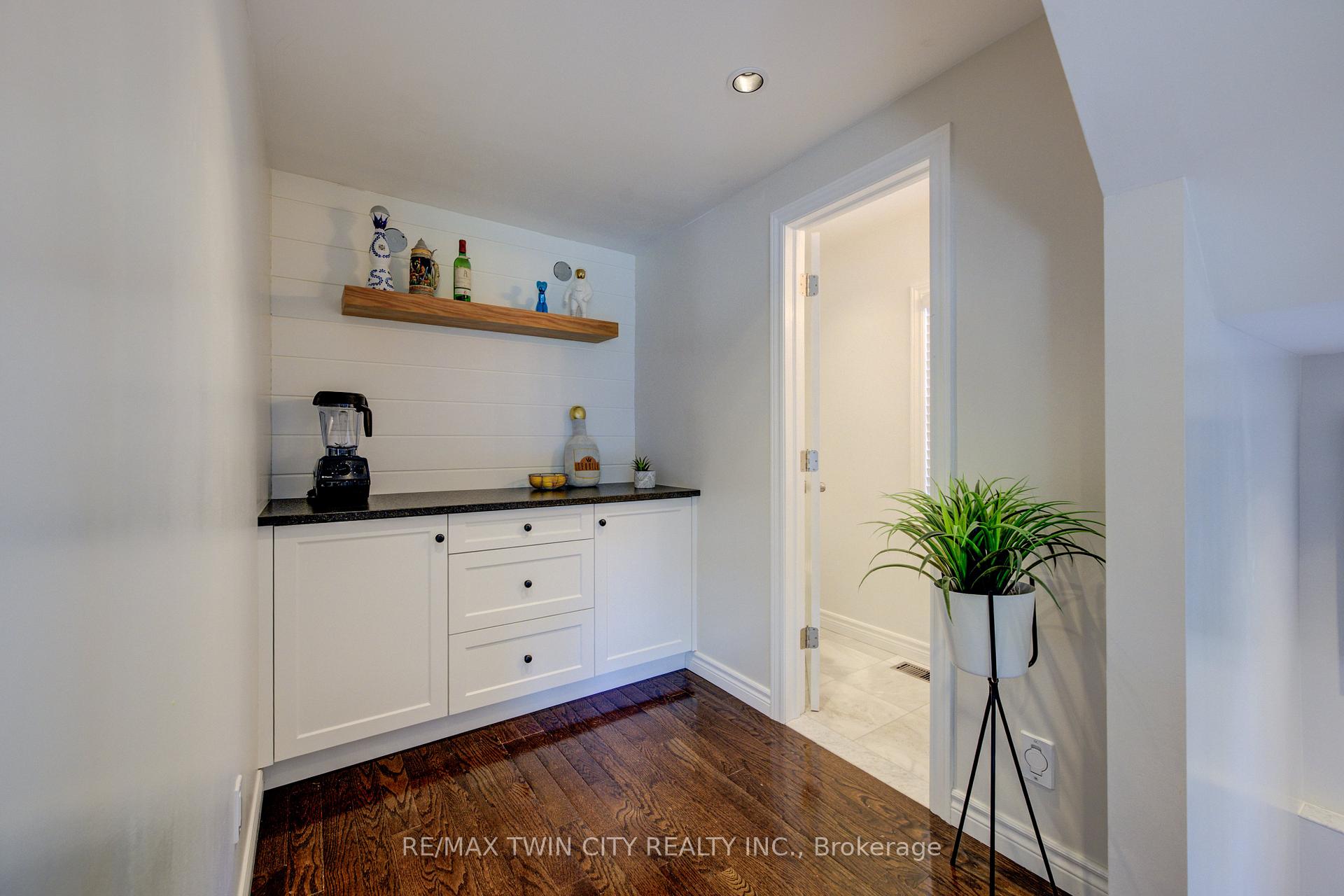 Photo 17 of 19 Dunbar Road N, Waterloo — HOMEH