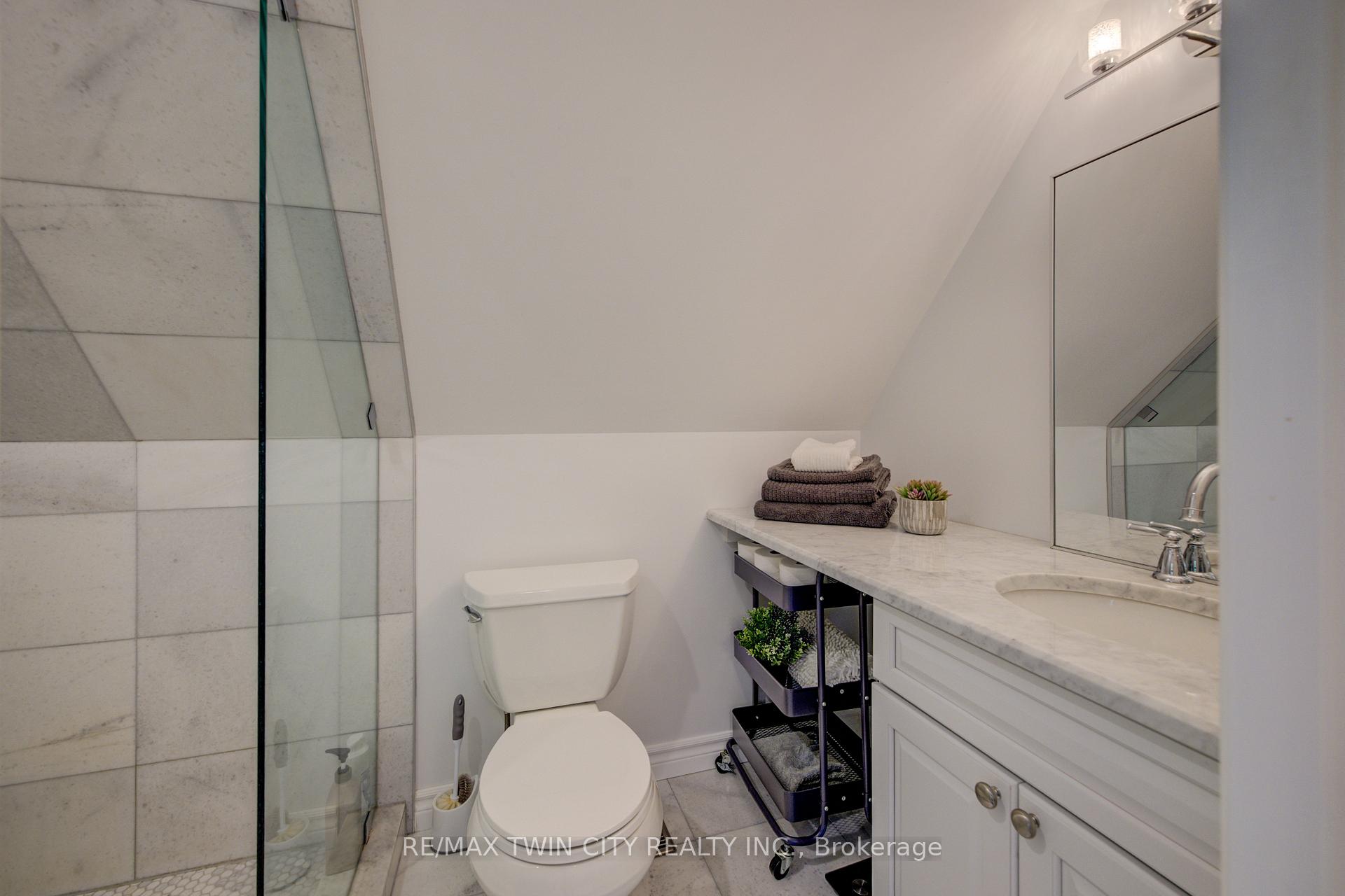 Photo 25 of 19 Dunbar Road N, Waterloo — HOMEH