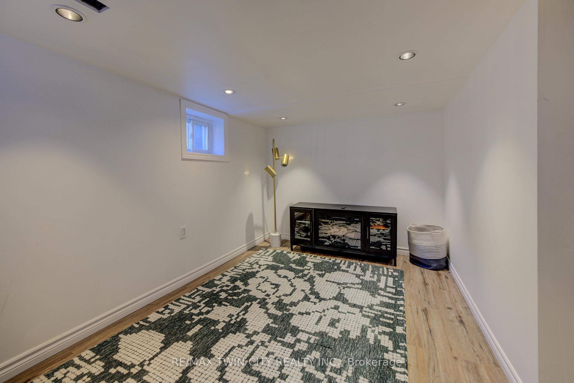 Photo 30 of 19 Dunbar Road N, Waterloo — HOMEH