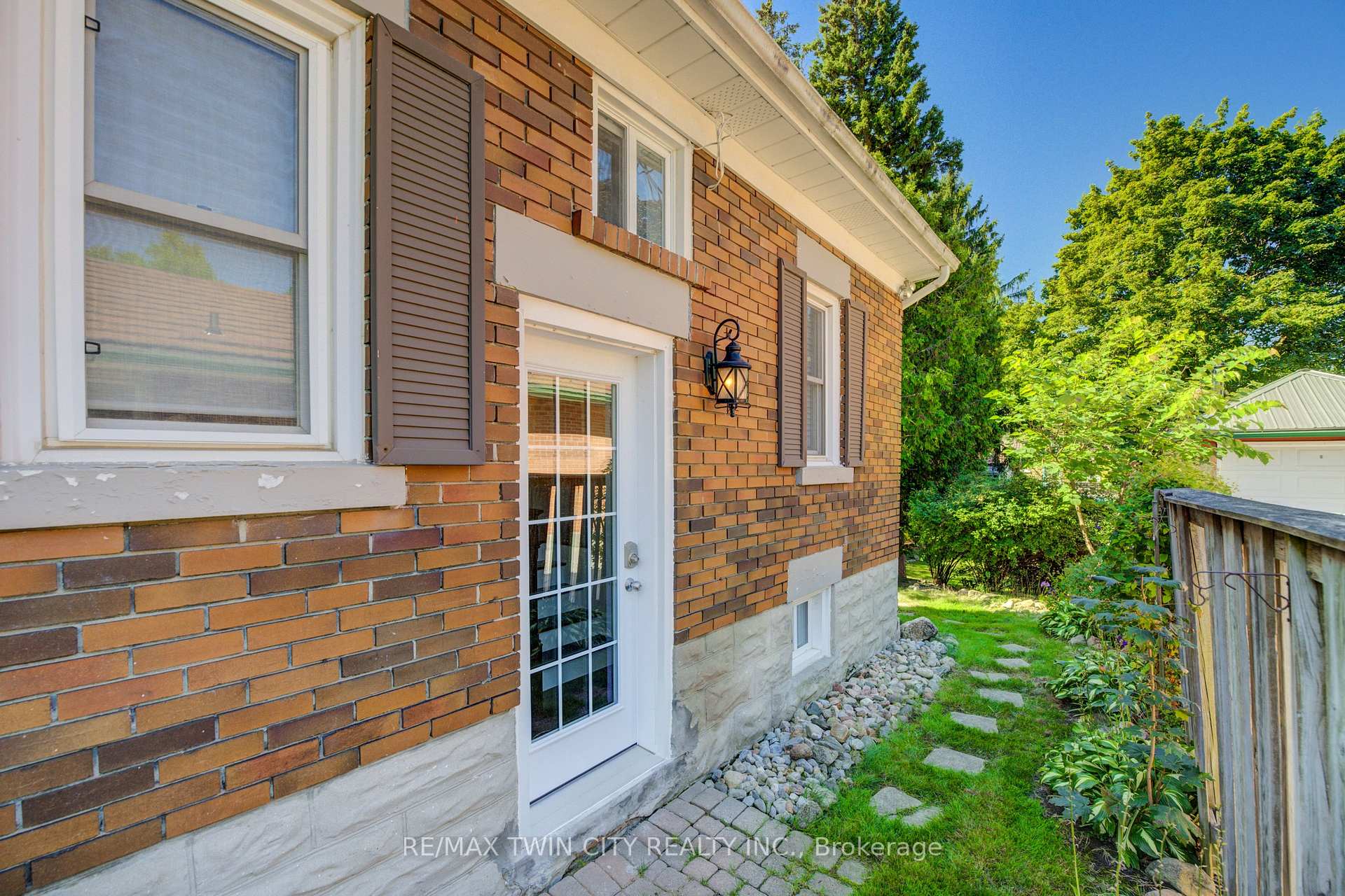 Photo 38 of 19 Dunbar Road N, Waterloo — HOMEH