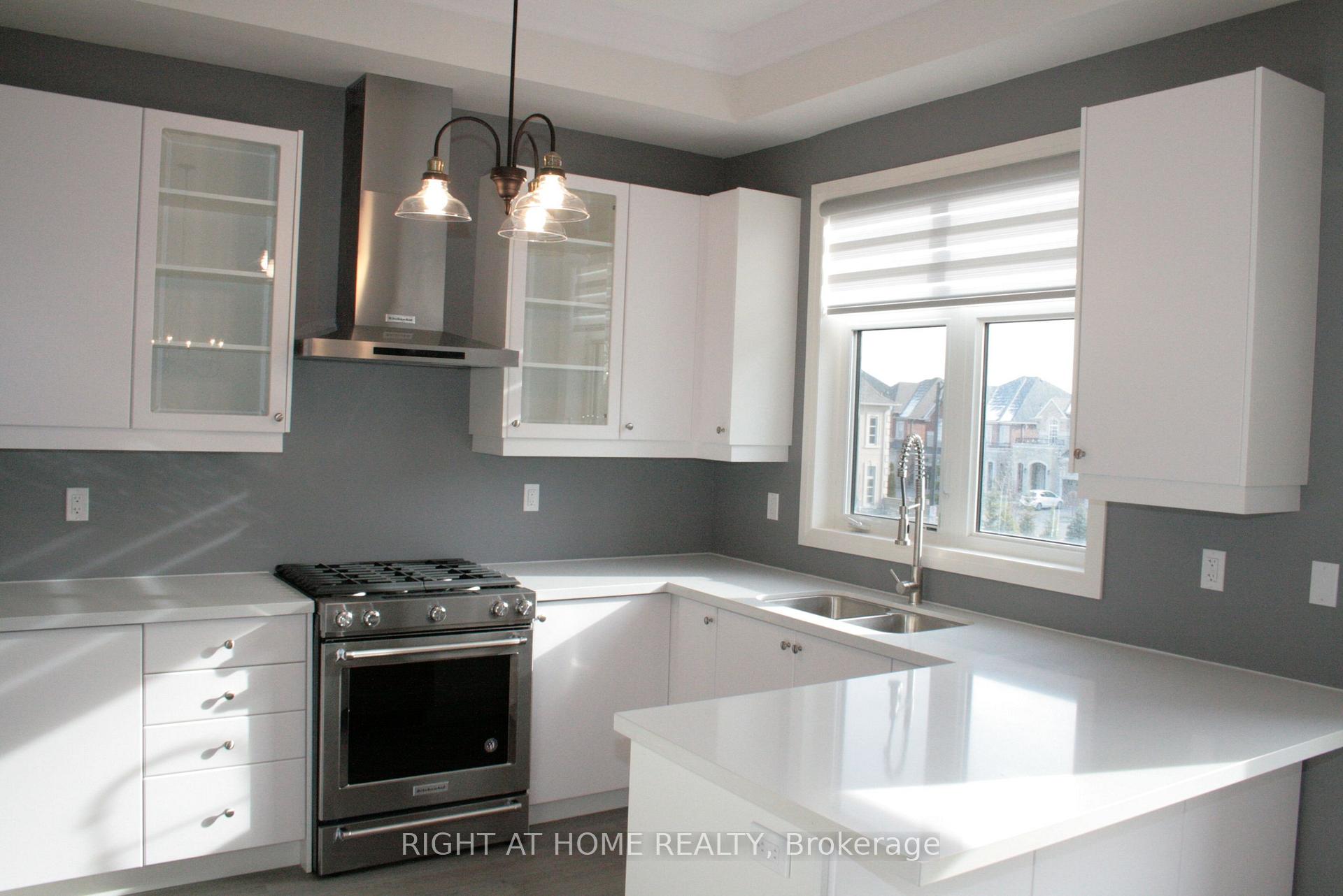 Photo 2 of 206 Arianna Crescent, Vaughan, Patterson — HOMEH