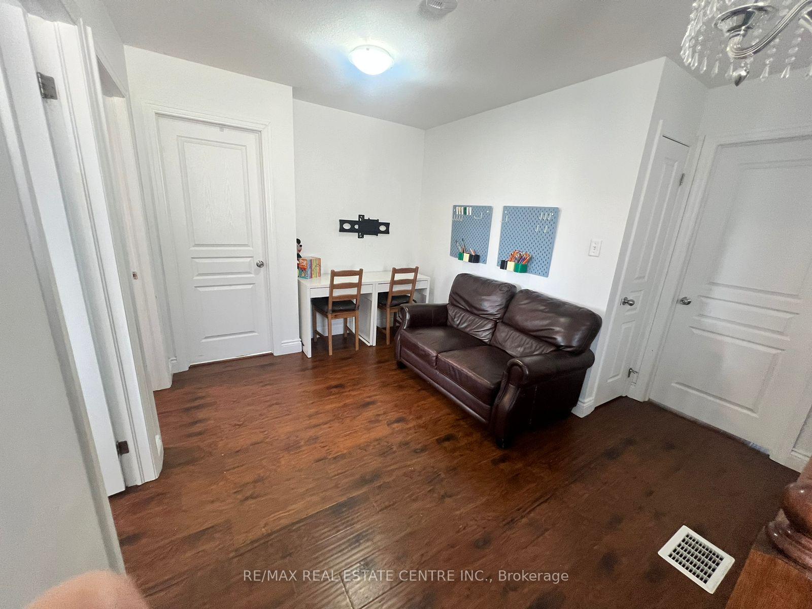 Photo 5 of Unit Upper, 162 Newcastle Drive, Waterloo, Huron Park — HOMEH