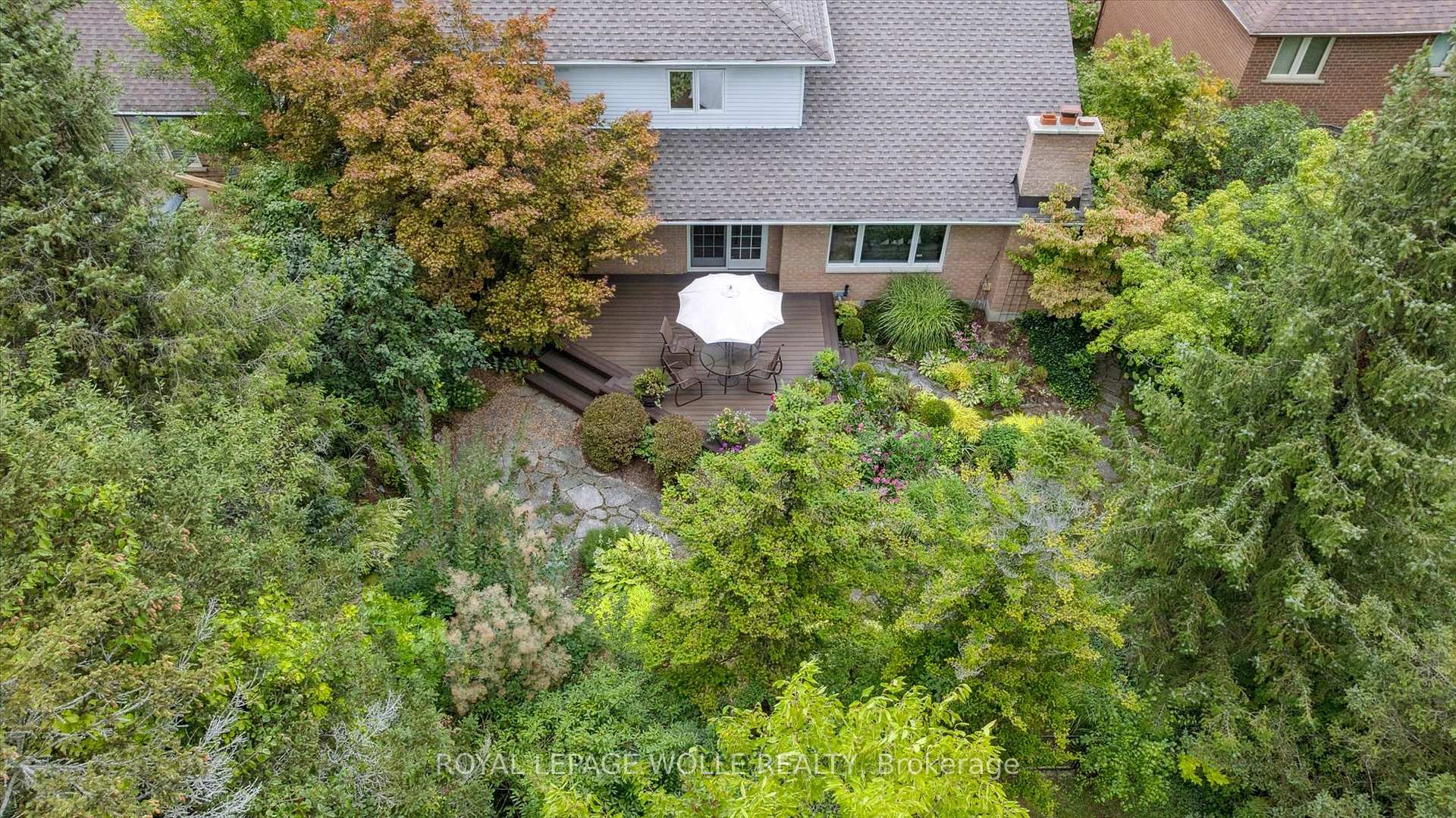 Photo 2 of 323 Amberwood Drive, Waterloo — HOMEH