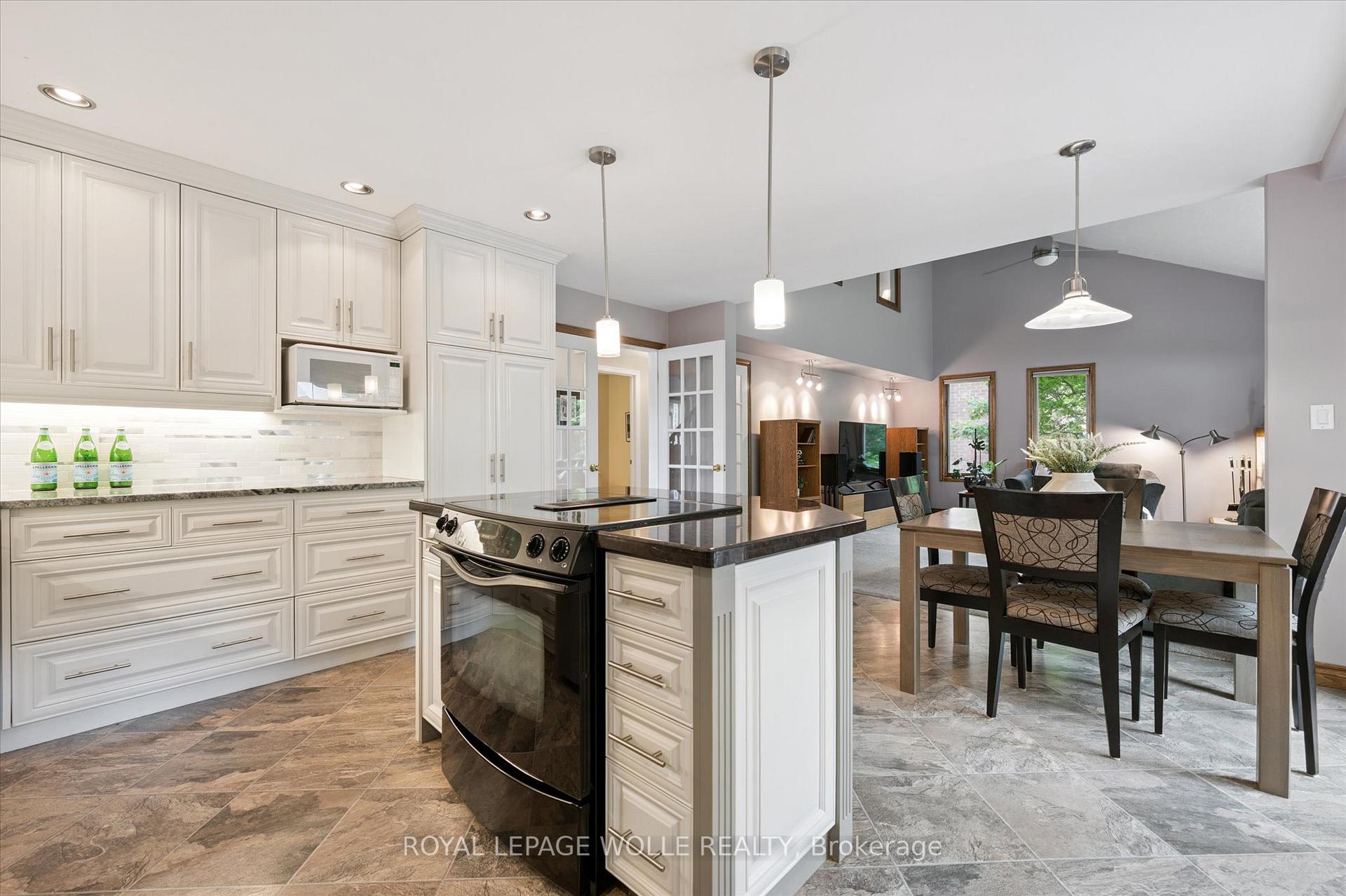 Photo 18 of 323 Amberwood Drive, Waterloo — HOMEH