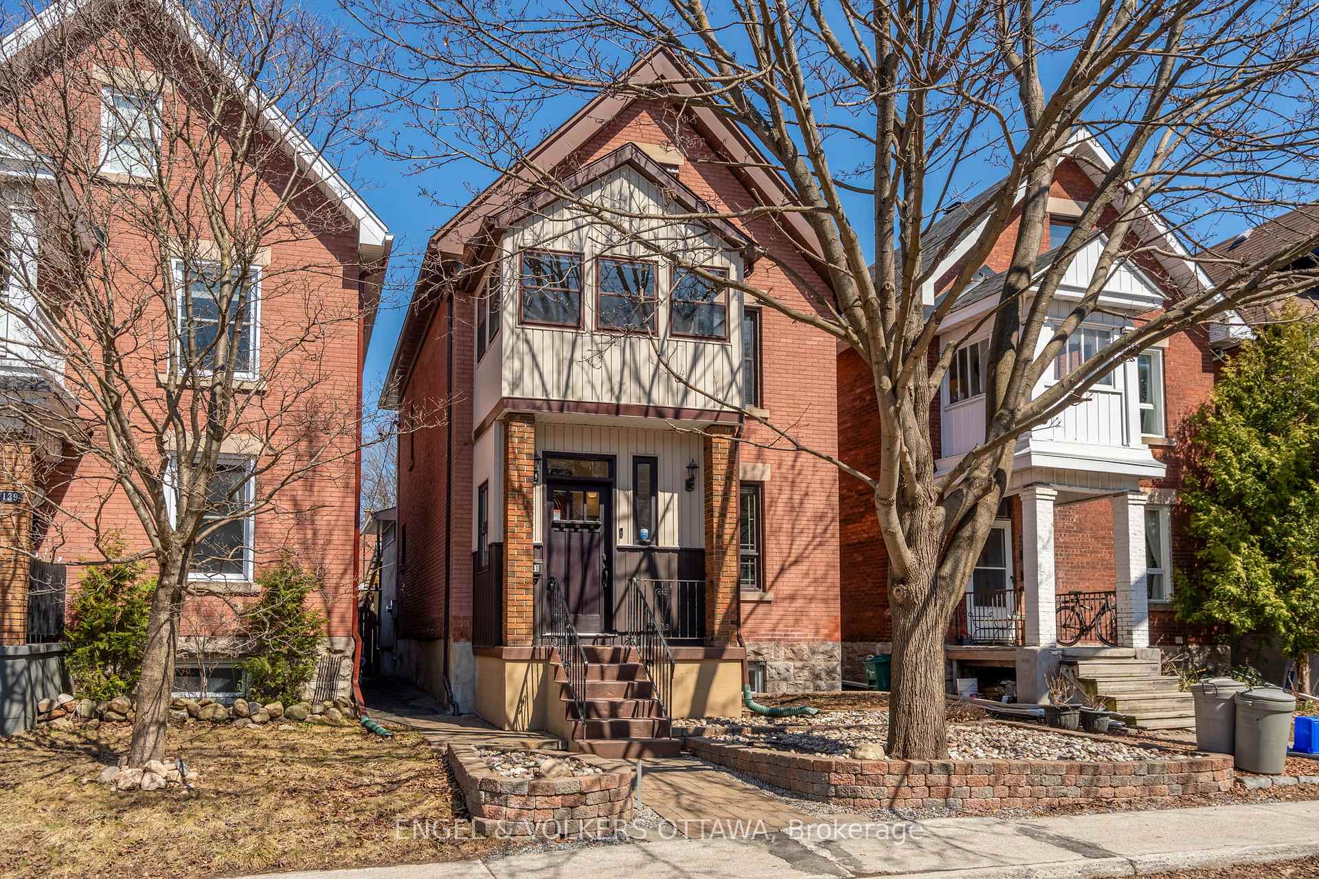 Front of 141 Spadina Avenue