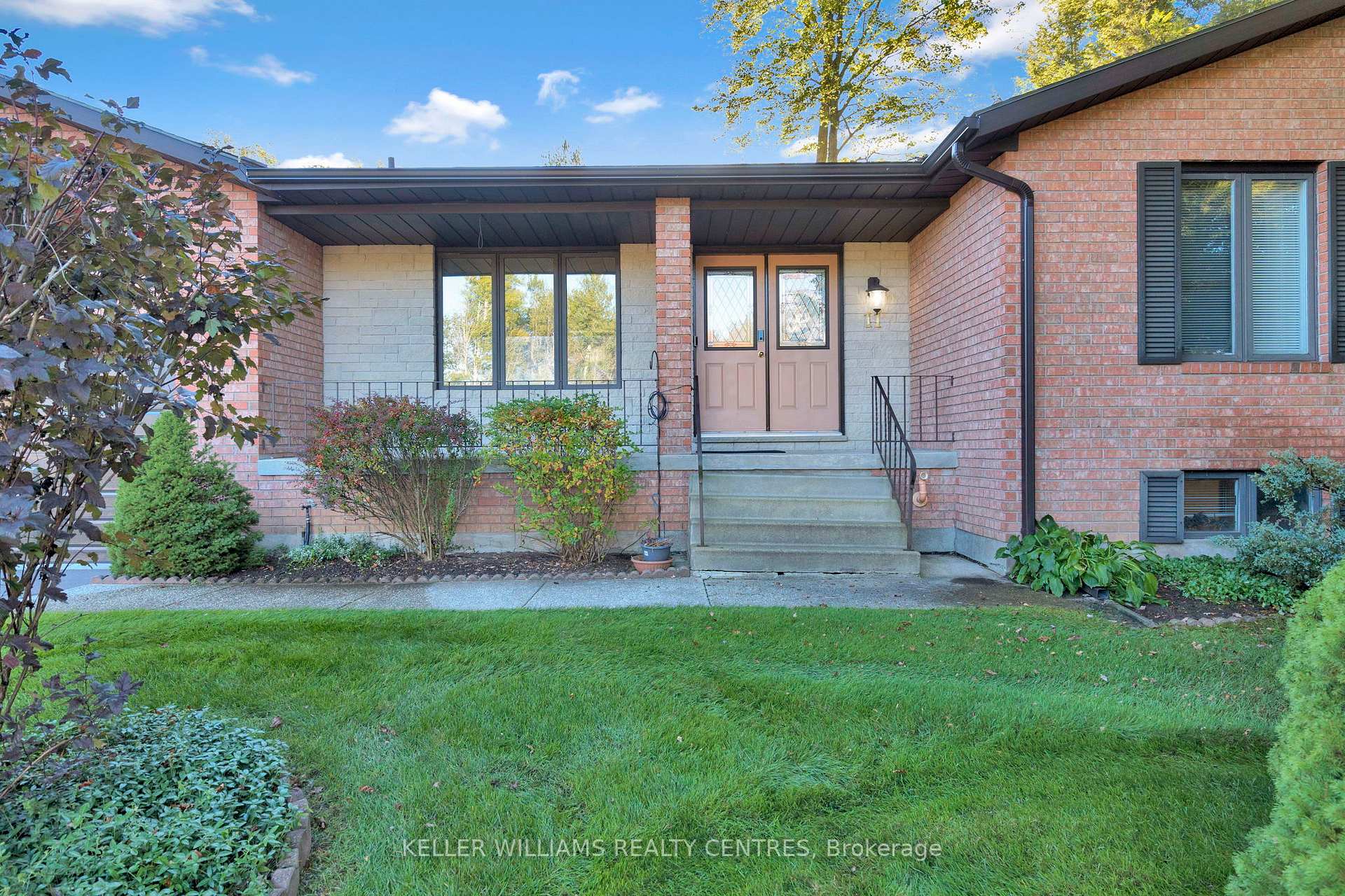 Photo 2 of 11 Birchmount Circle, Wasaga Beach — HOMEH