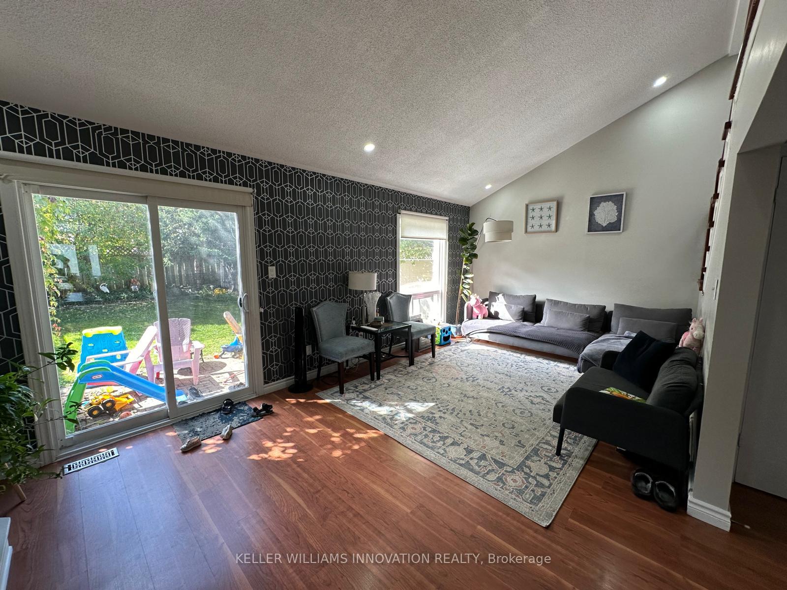 Photo 4 of Unit Unit B, 533 Rosemeadow Crescent, Waterloo — HOMEH