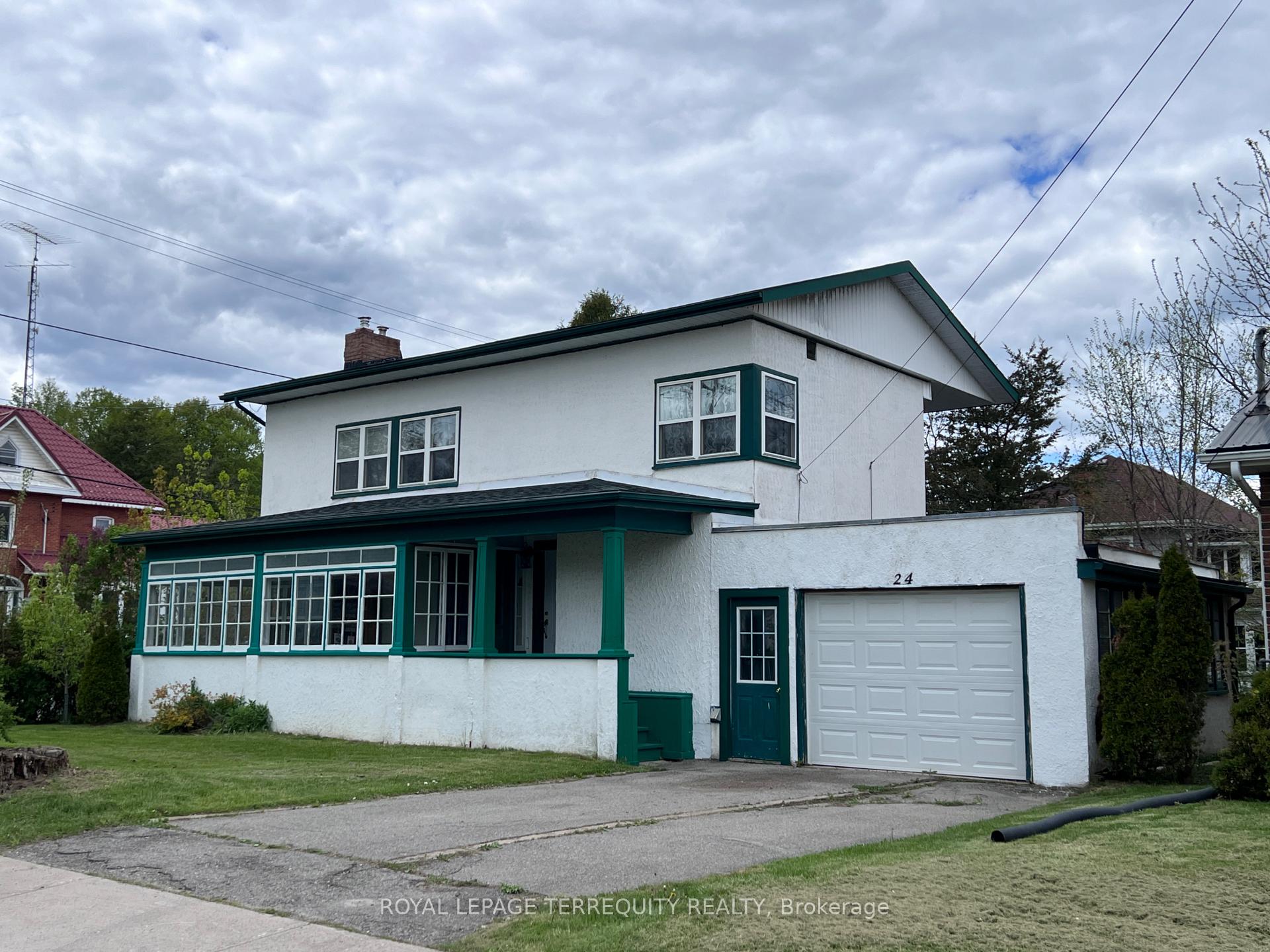 Front of 24 Bridge Street W