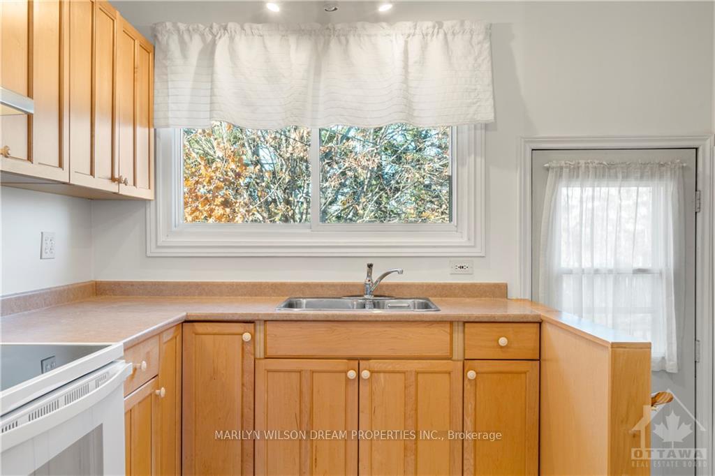 Photo 14 of 17 Domus Crescent, Ottawa, Lynwood Village — HOMEH
