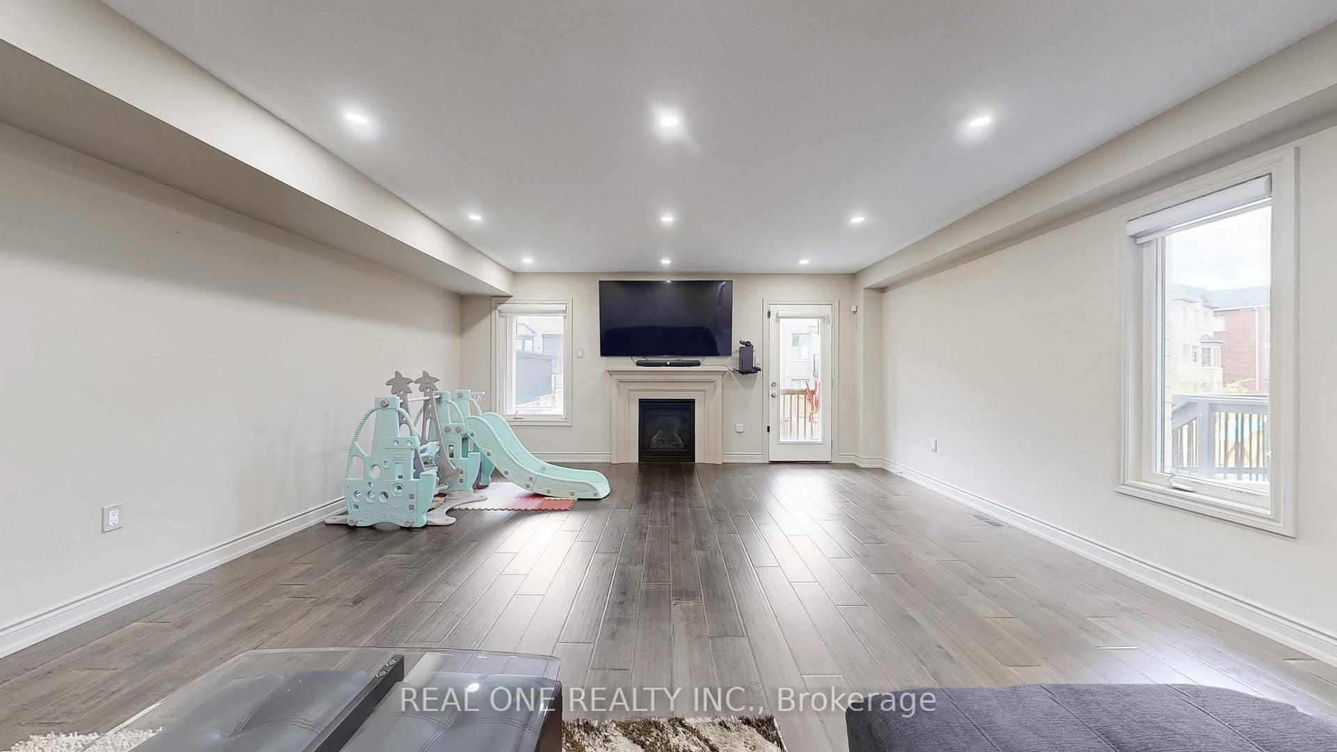 Photo 21 of 193 Cranbrook Crescent, Vaughan, Kleinburg — HOMEH