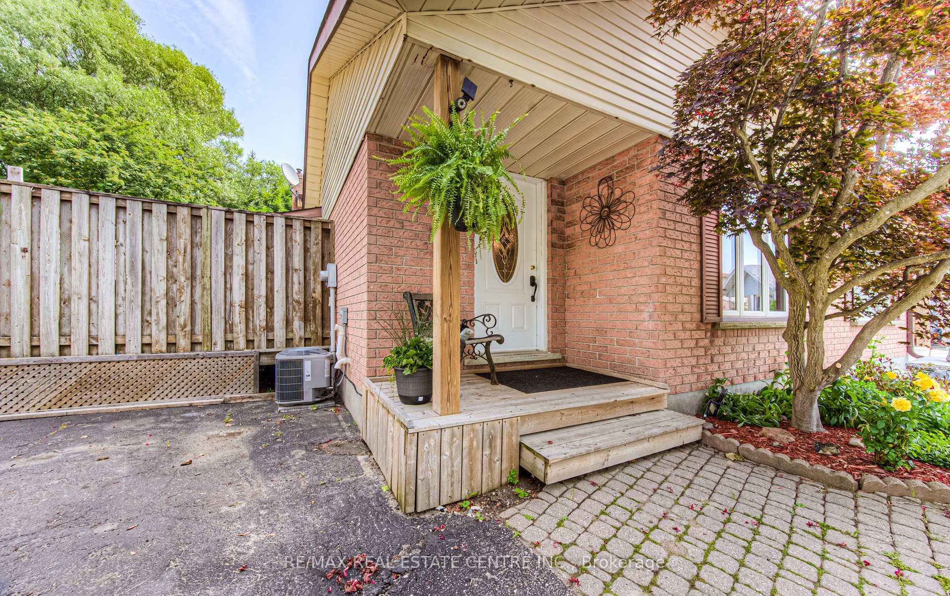 Photo 3 of 176 Coghill Place, Waterloo — HOMEH