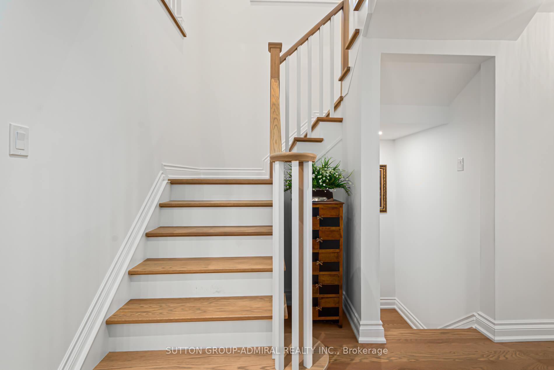 Photo 18 of 10 Oak Park Crescent, Vaughan, Rural Vaughan — HOMEH