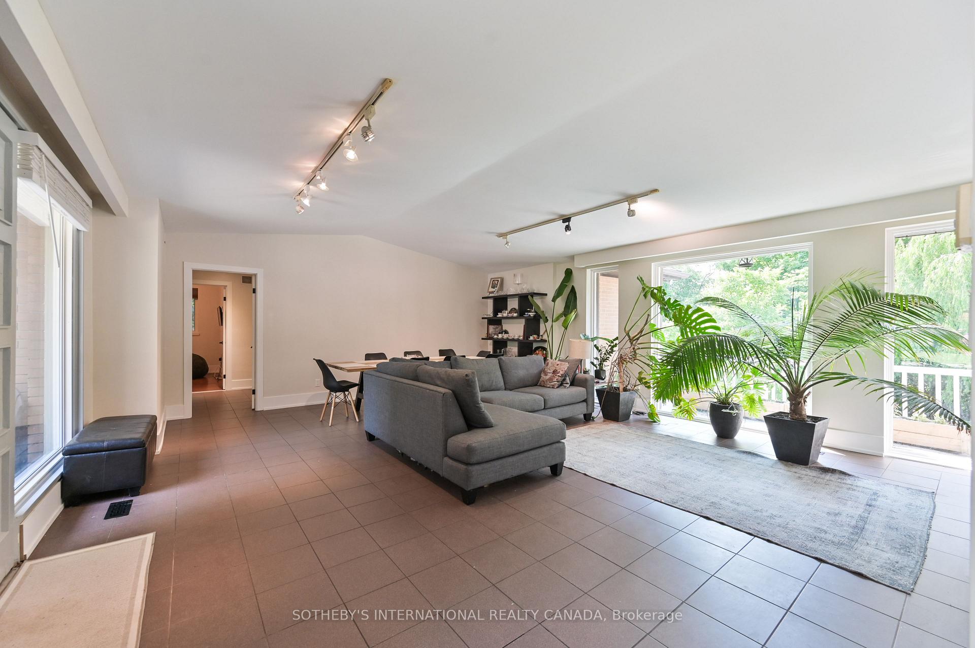 Photo 3 of 130 Monsheen Drive, Vaughan, East Woodbridge — HOMEH