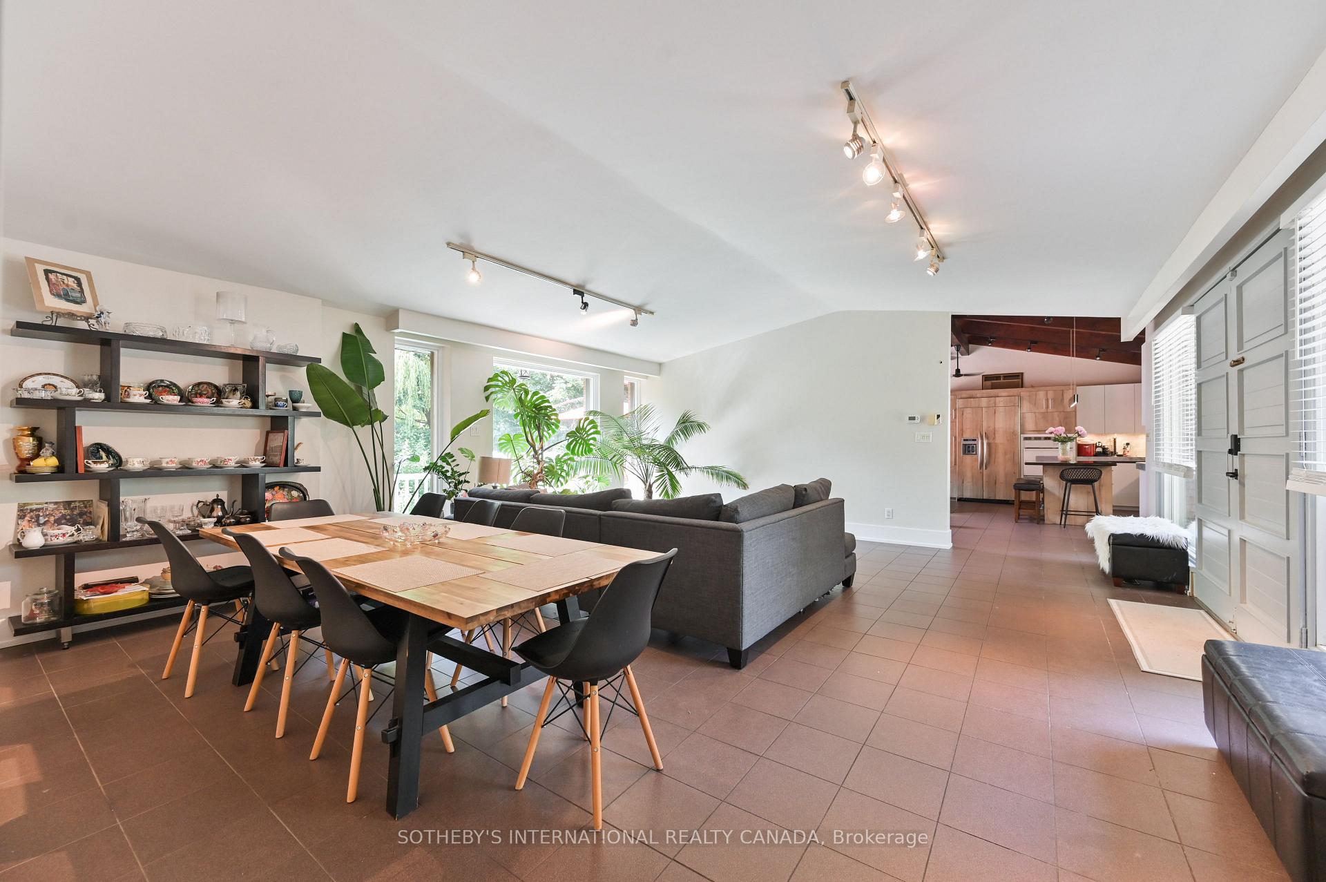 Photo 4 of 130 Monsheen Drive, Vaughan, East Woodbridge — HOMEH