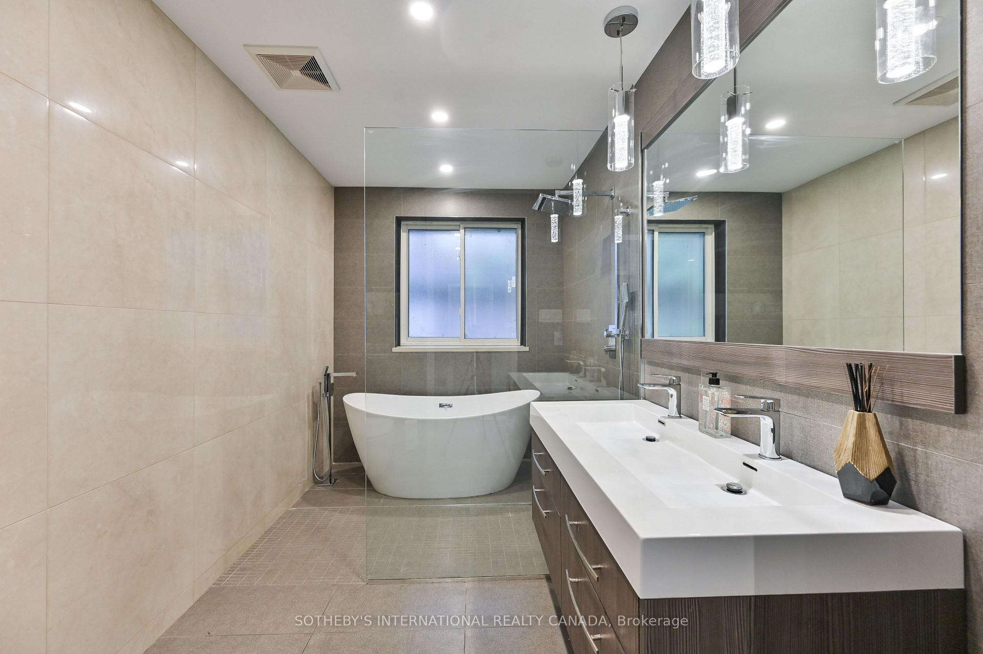 Photo 16 of 130 Monsheen Drive, Vaughan, East Woodbridge — HOMEH