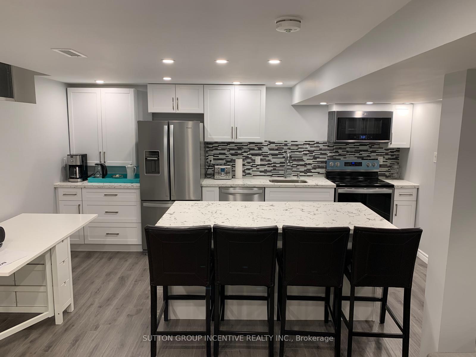 Photo 2 of 111 Pentland Crescent, Vaughan, Maple — HOMEH