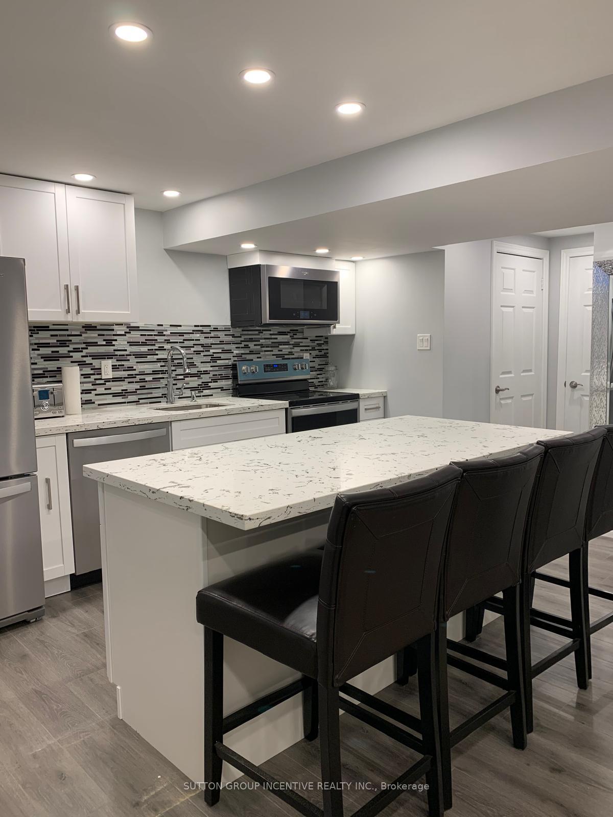 Photo 3 of 111 Pentland Crescent, Vaughan, Maple — HOMEH