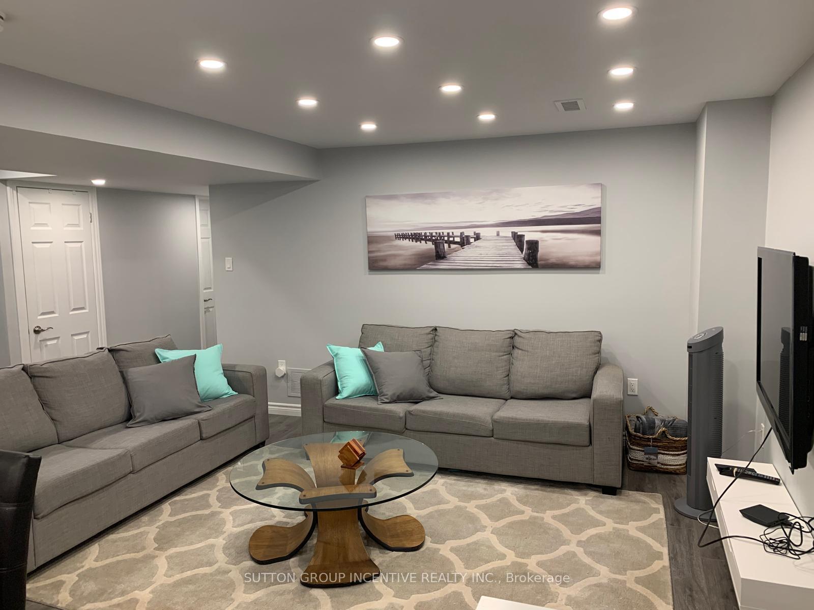 Photo 4 of 111 Pentland Crescent, Vaughan, Maple — HOMEH