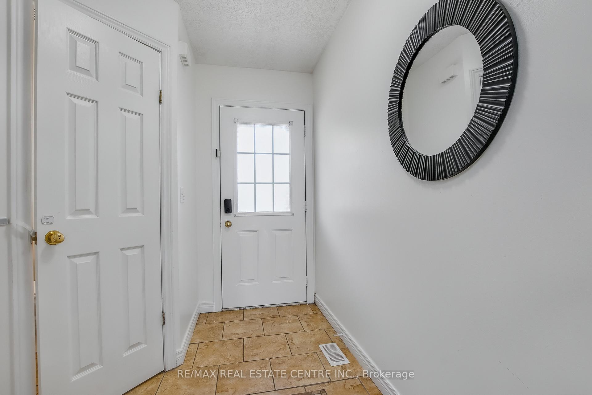 Photo 4 of 606 Brandenburg Boulevard, Waterloo, Clair Hills — HOMEH