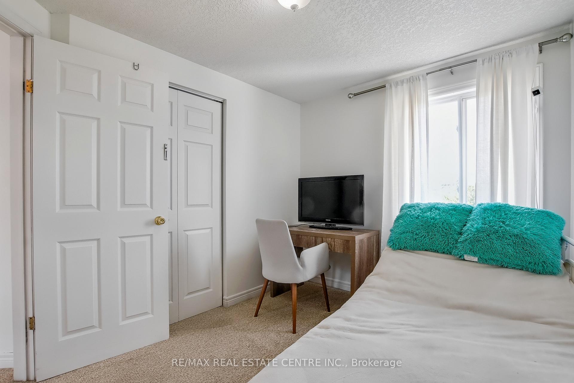 Photo 23 of 606 Brandenburg Boulevard, Waterloo, Clair Hills — HOMEH