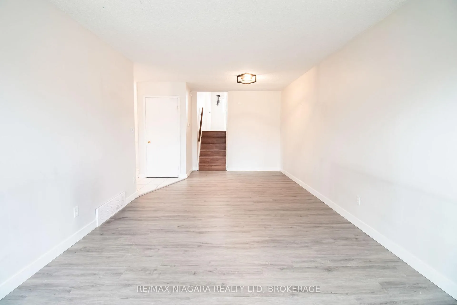 Photo 2 of 100 Terrace Avenue, Welland, Broadway — HOMEH