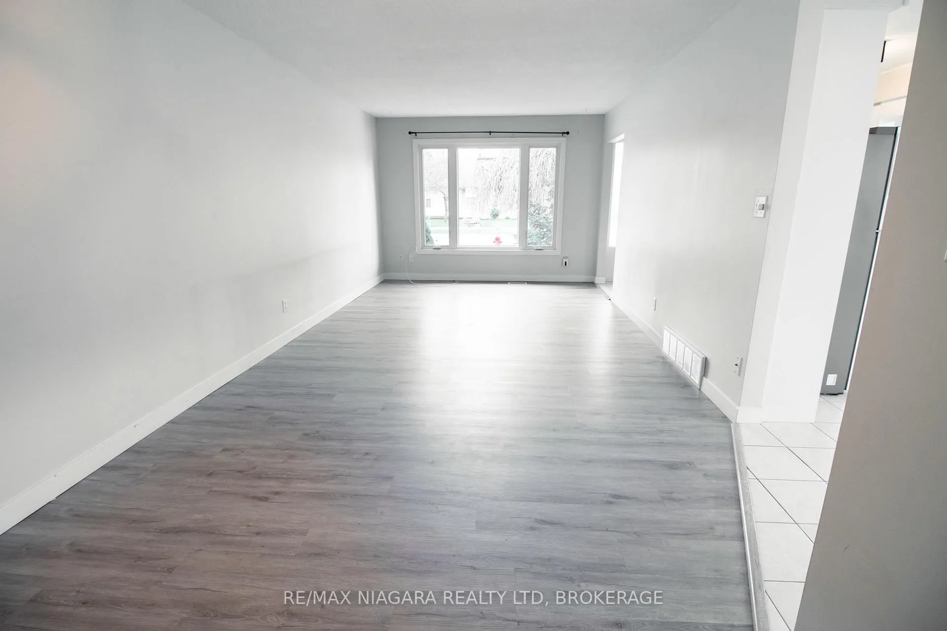 Photo 3 of 100 Terrace Avenue, Welland, Broadway — HOMEH