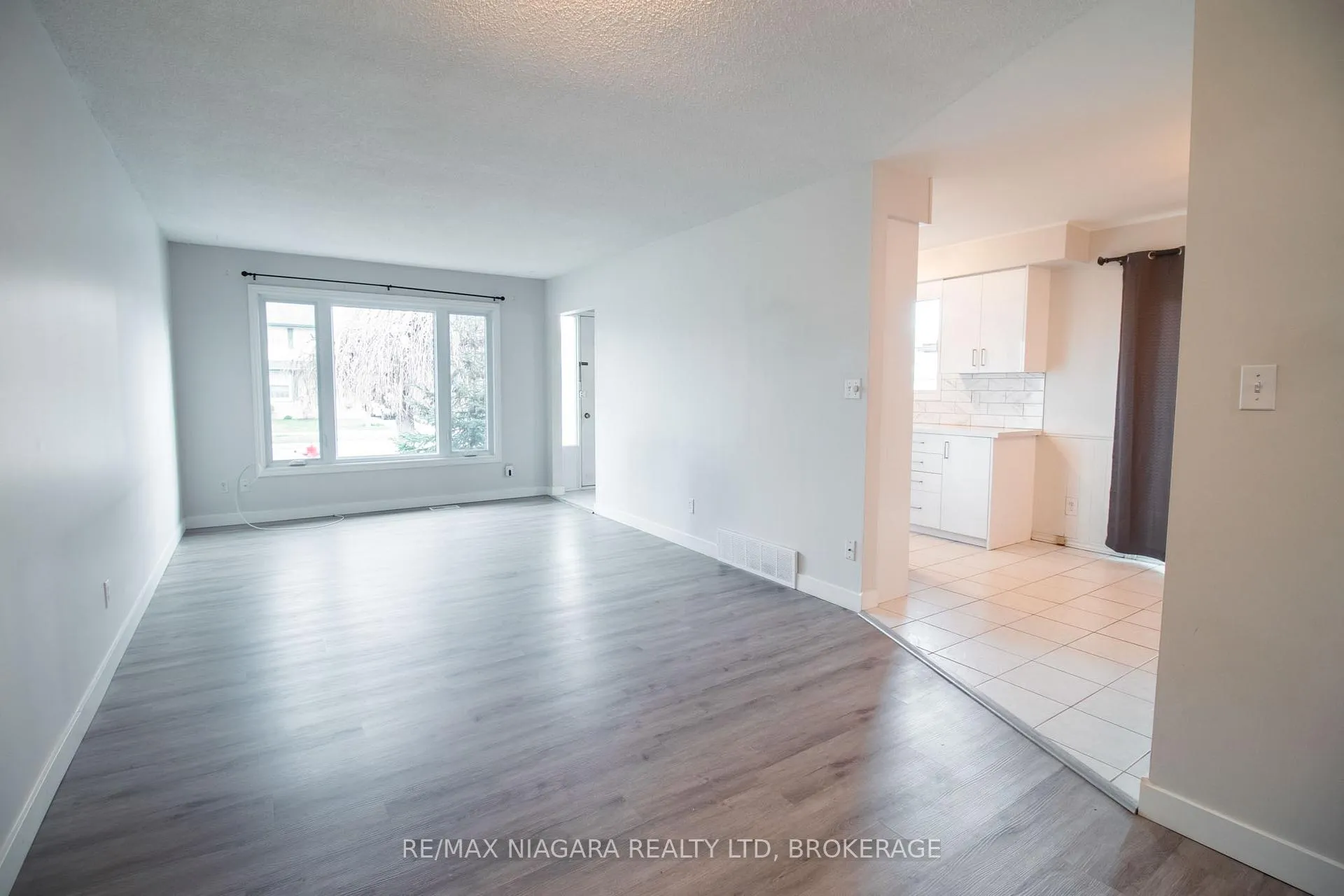 Photo 4 of 100 Terrace Avenue, Welland, Broadway — HOMEH
