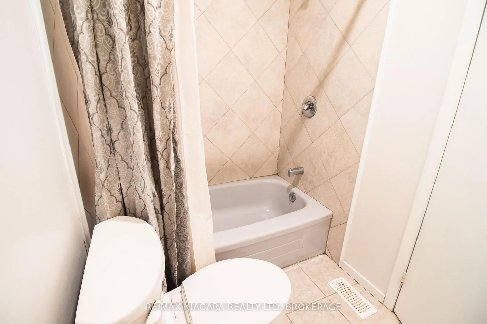 Photo 12 of 100 Terrace Avenue, Welland, Broadway — HOMEH