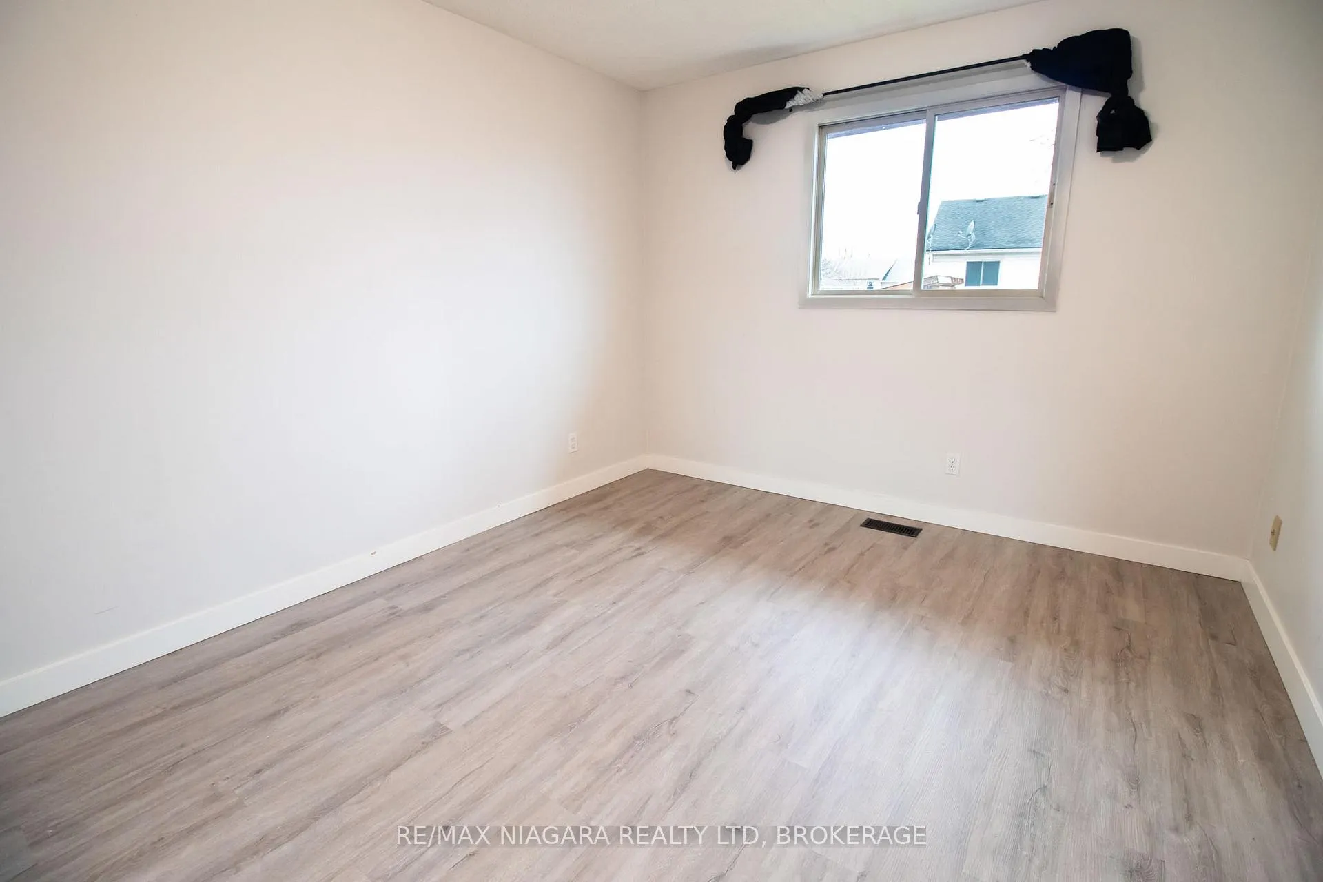 Photo 13 of 100 Terrace Avenue, Welland, Broadway — HOMEH
