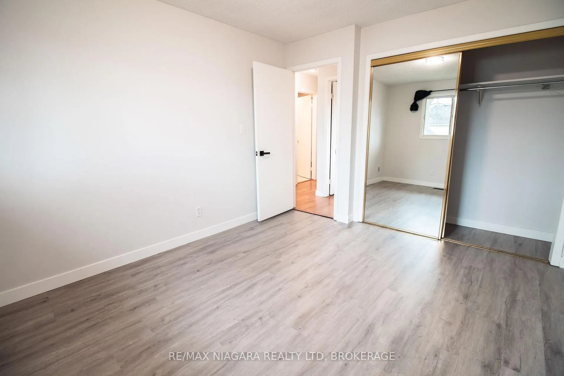 Photo 14 of 100 Terrace Avenue, Welland, Broadway — HOMEH