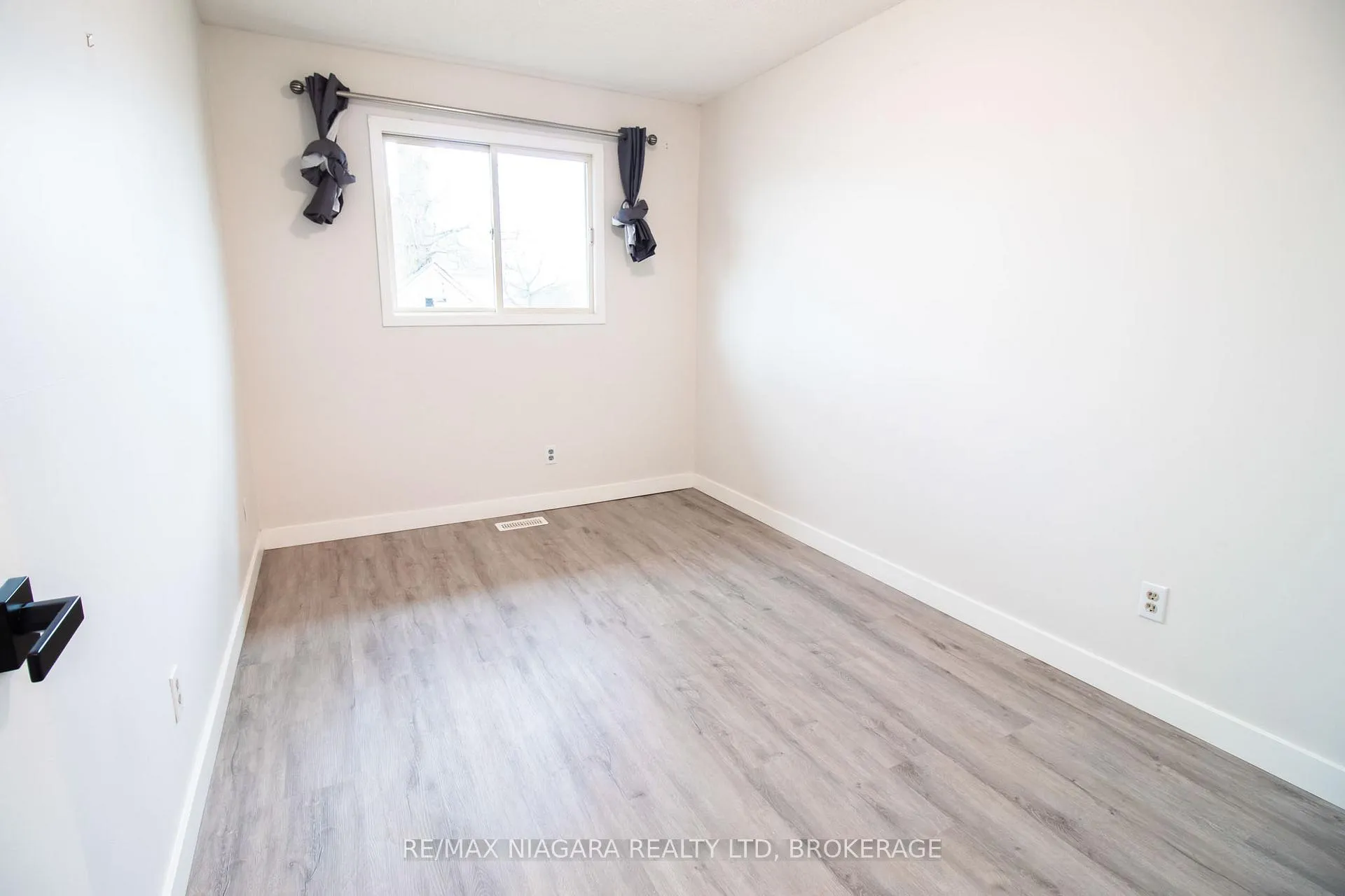 Photo 15 of 100 Terrace Avenue, Welland, Broadway — HOMEH