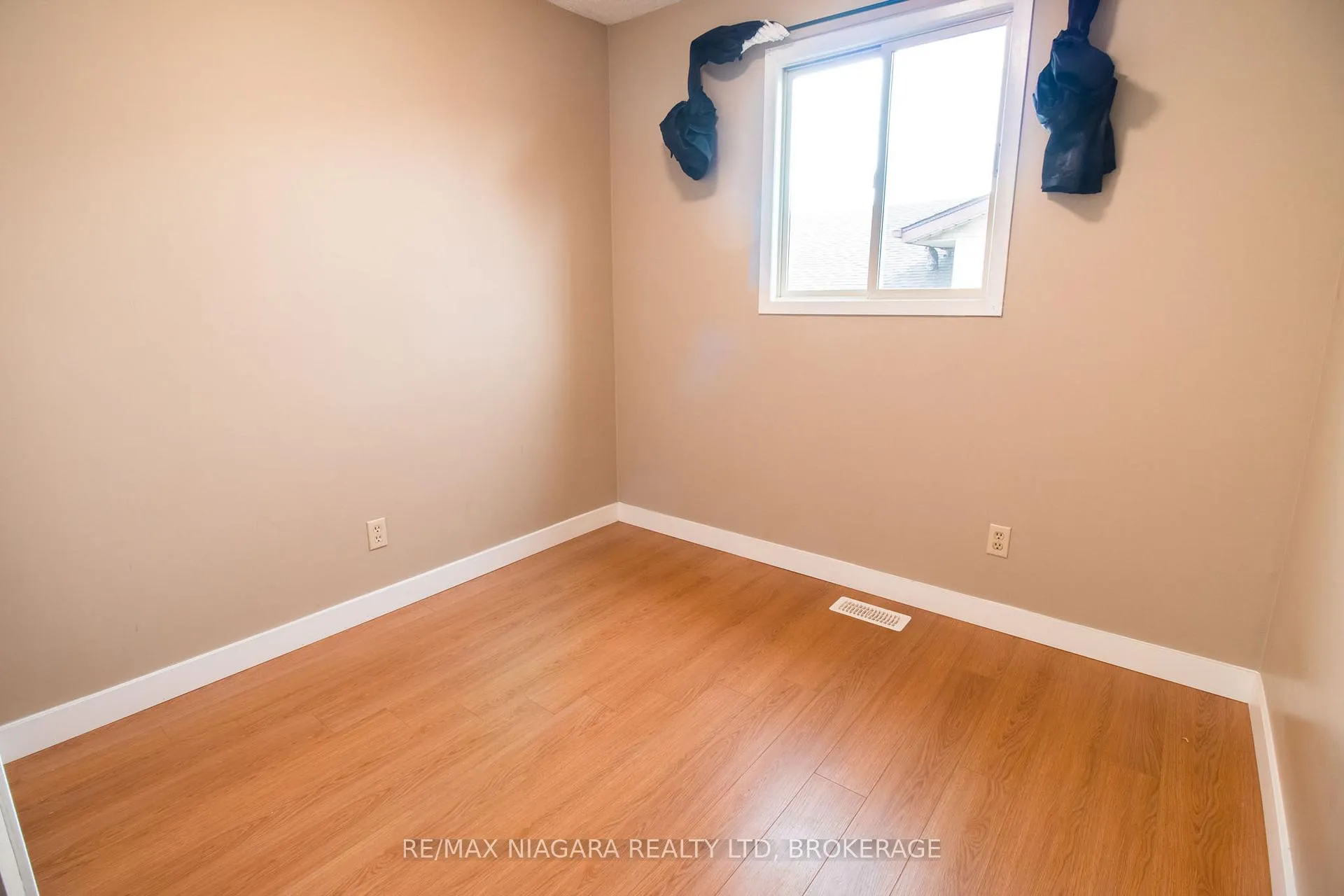 Photo 17 of 100 Terrace Avenue, Welland, Broadway — HOMEH