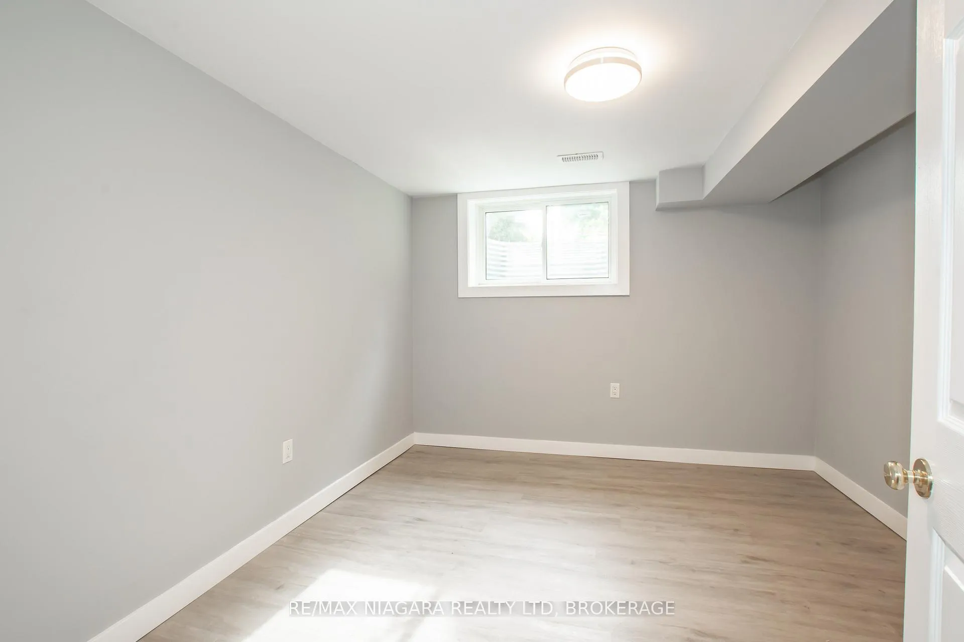 Photo 33 of 100 Terrace Avenue, Welland, Broadway — HOMEH