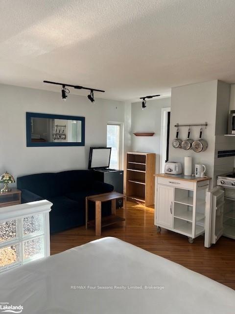 Photo 4 of 1055 Mosley Street, Wasaga Beach — HOMEH