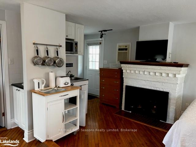 Photo 5 of 1055 Mosley Street, Wasaga Beach — HOMEH